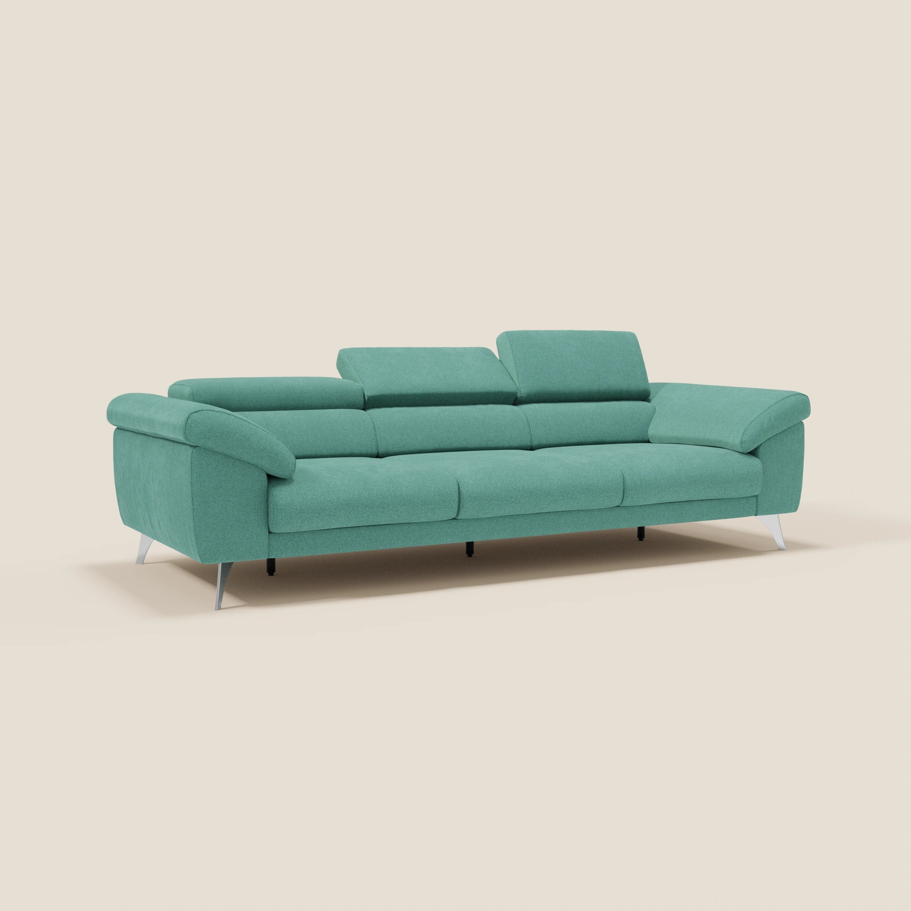 Donatello di Divani.Store è un divano contemporaneo in tessuto verde acqua con 3 sedute estensibili, braccioli contenitori e poggiatesta reclinabili in tessuto verde acqua T23, facile da pulire, su uno sfondo crema chiaro.