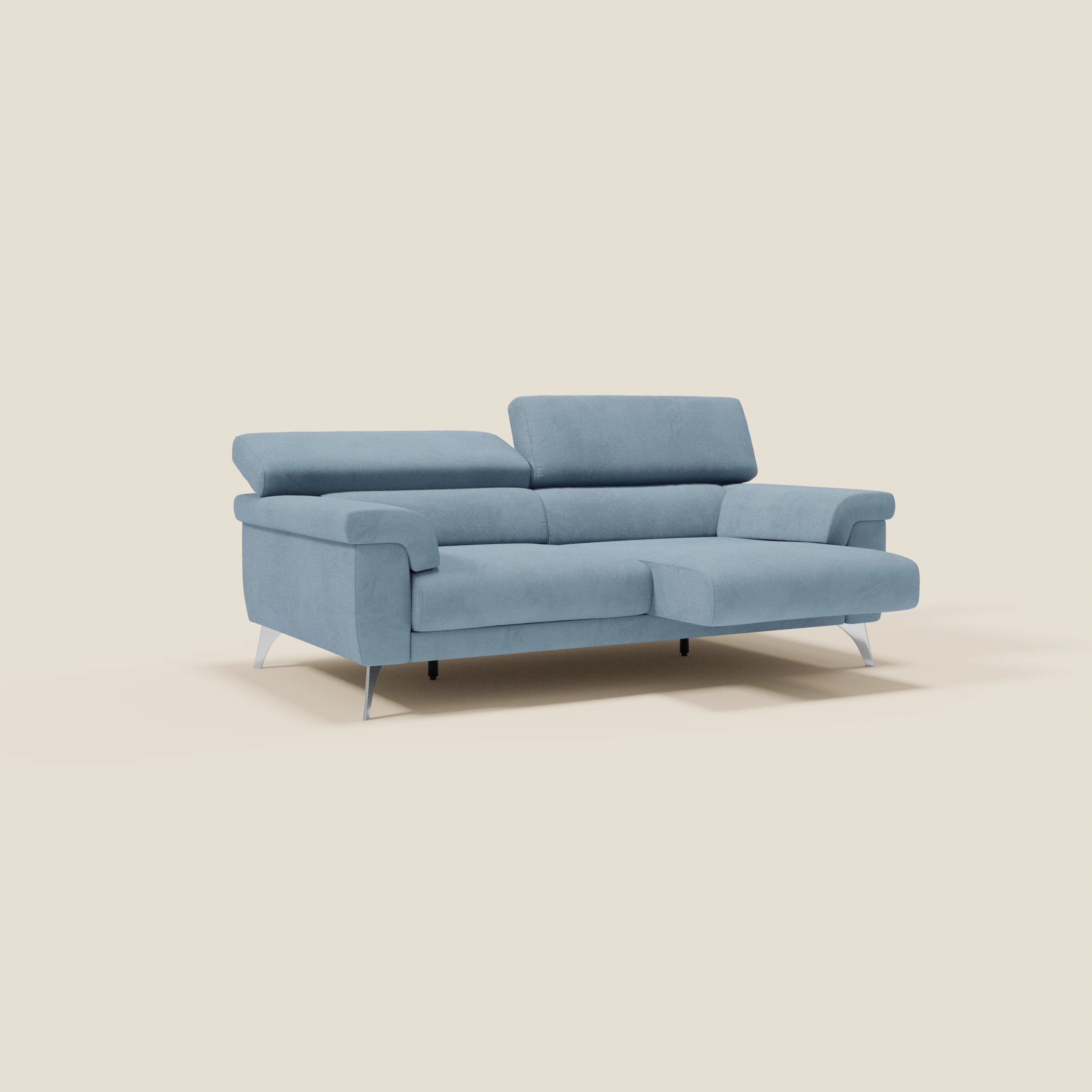 Il divano Raffaello di Divani.Store, in microfibra smacchiabile T11 carta da zucchero, ha sedute allungabili, poggiatesta reclinabili e chaise longue destra. Design moderno e minimalista con gambe in metallo su fondo crema.