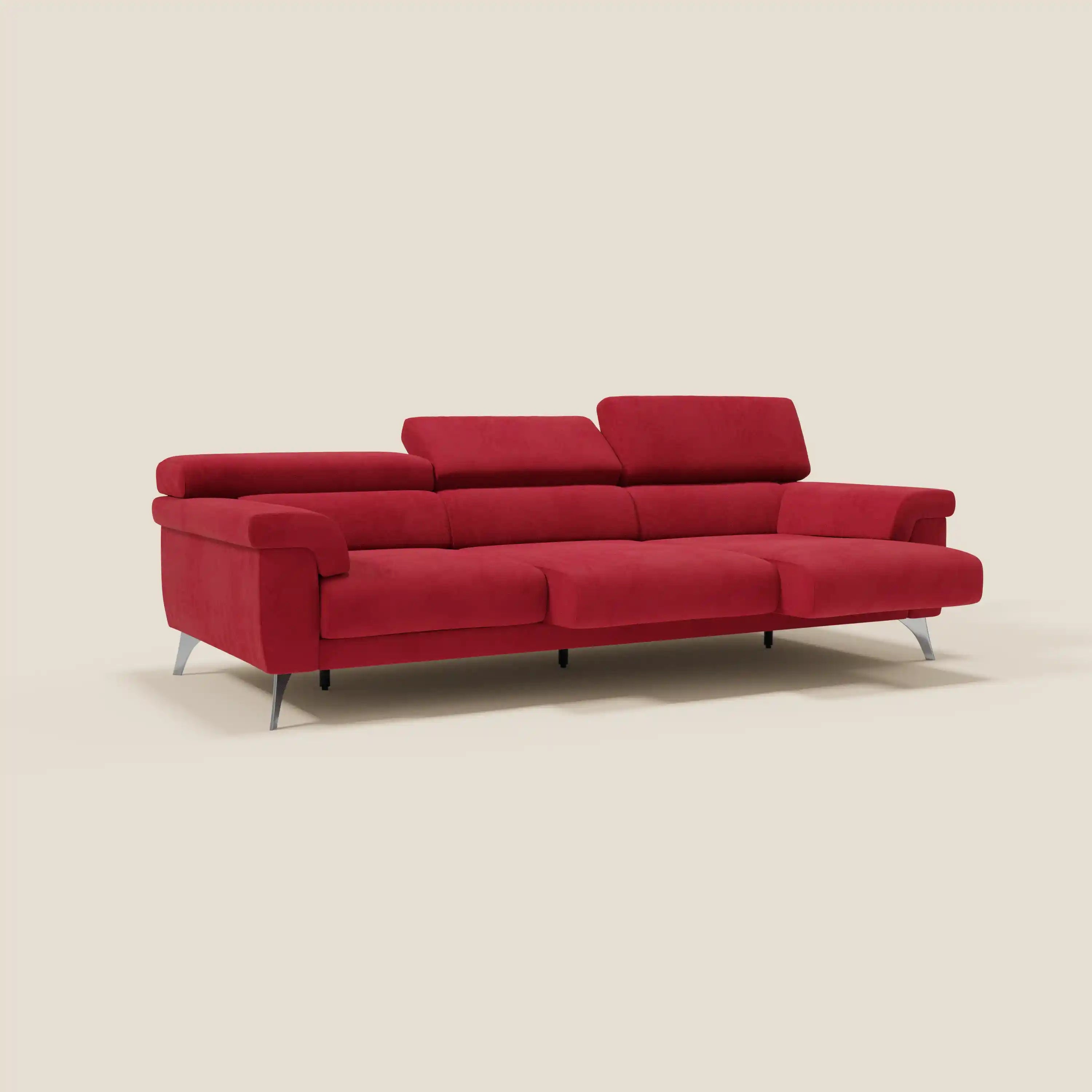 Il divano Raffaello di Divani.Store in microfibra antimacchia rossa T11 è caratterizzato da 3 sedute allungabili e poggiatesta reclinabili per il massimo comfort, con un design moderno ed elegante su sfondo beige. Prodotto in Italia.