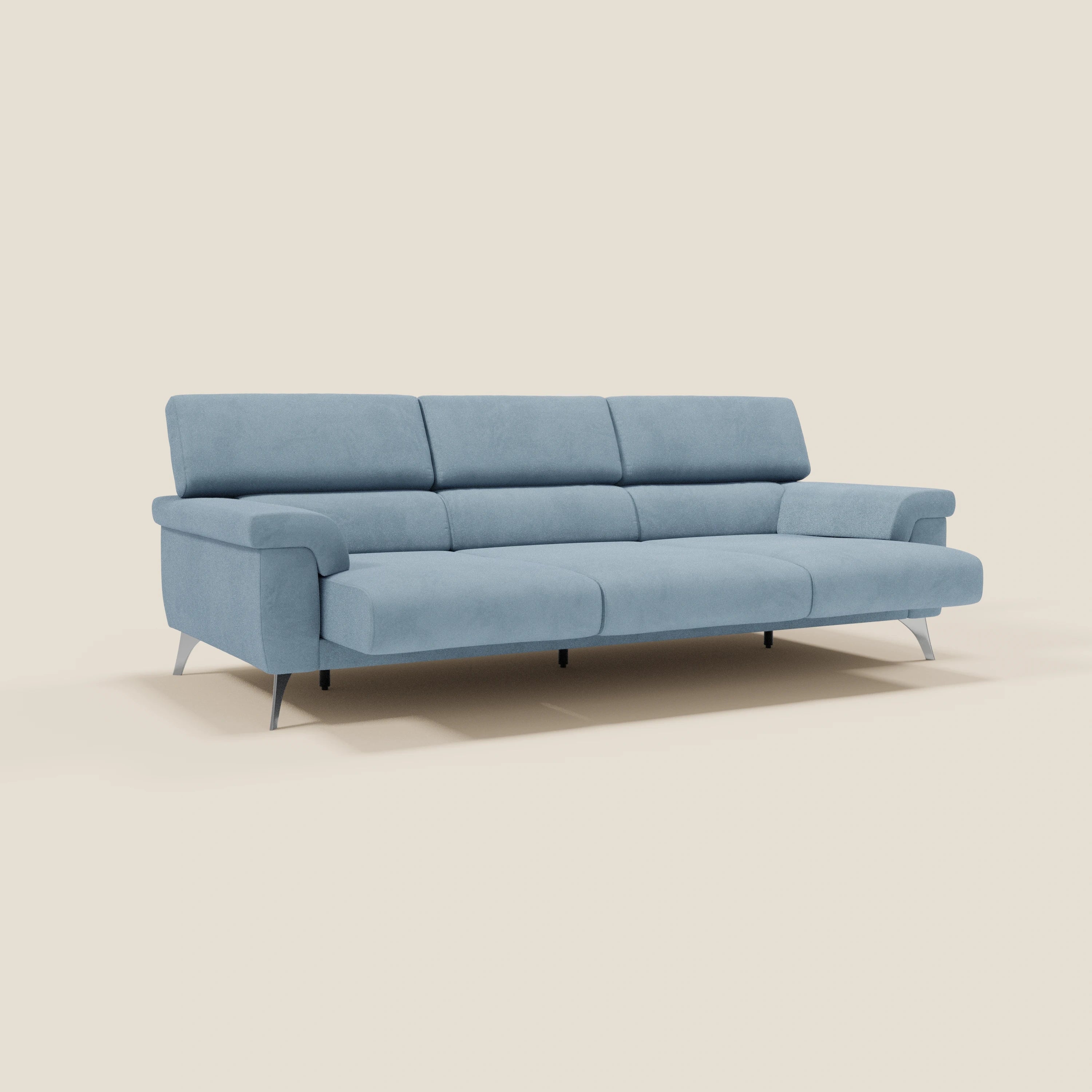 Il divano Raffaello di Divani.Store è dotato di 3 sedute allungabili, poggiatesta reclinabili e rivestimento in microfibra antimacchia T11 carta da zucchero, perfetto per gli spazi moderni grazie al suo design minimalista.