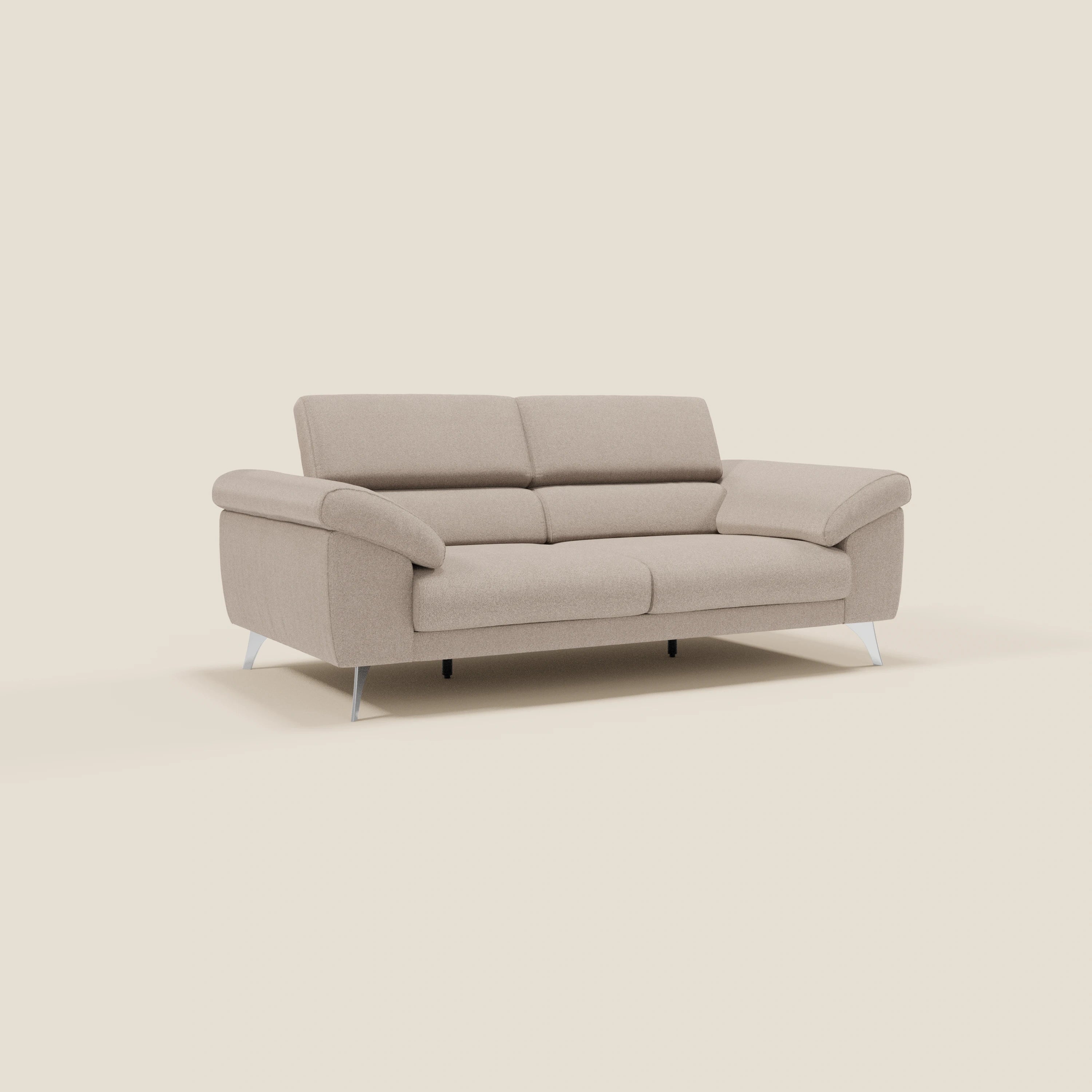 Il divano Donatello di Divani.Store offre sedute allungabili, braccioli contenitore e poggiatesta reclinabili in tessuto smacchiabile T23 tortora per massimo comfort e design contemporaneo.