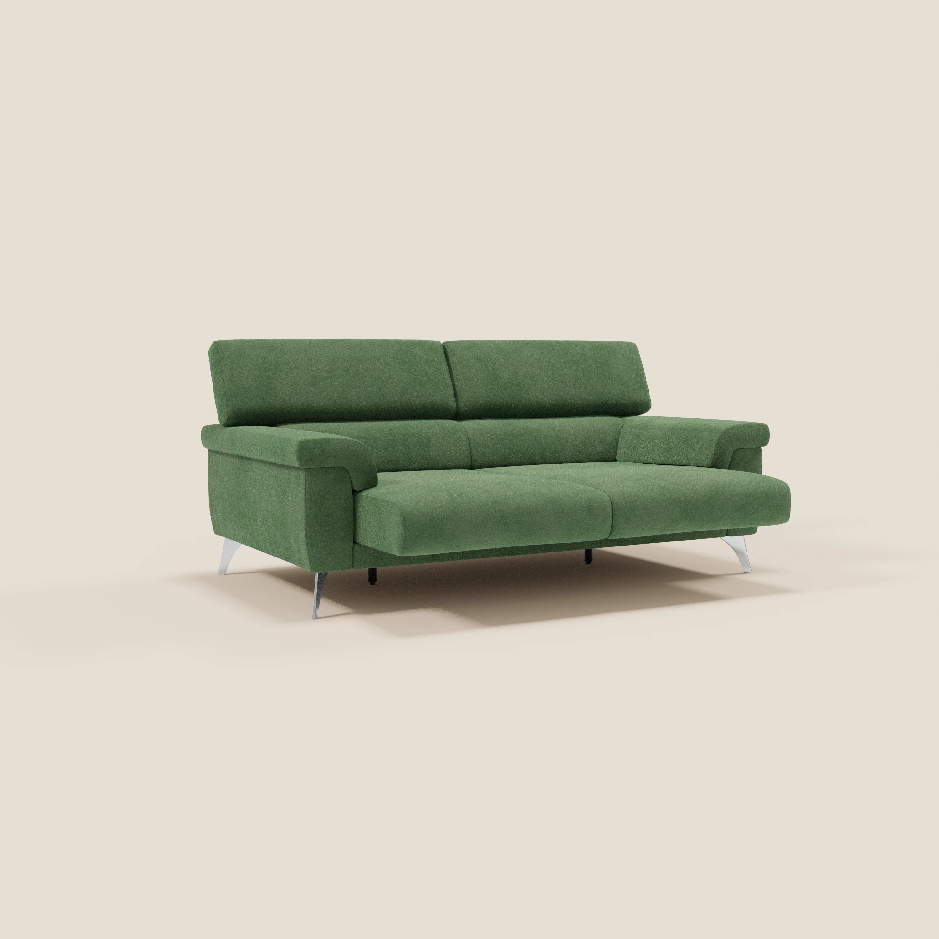 Il divano Raffaello di Divani.Store è caratterizzato da sedute allungabili e poggiatesta reclinabili in microfibra antimacchia verde T11, per ospitare comodamente 2-3 persone e aggiungere un tocco di modernità su uno sfondo beige chiaro.