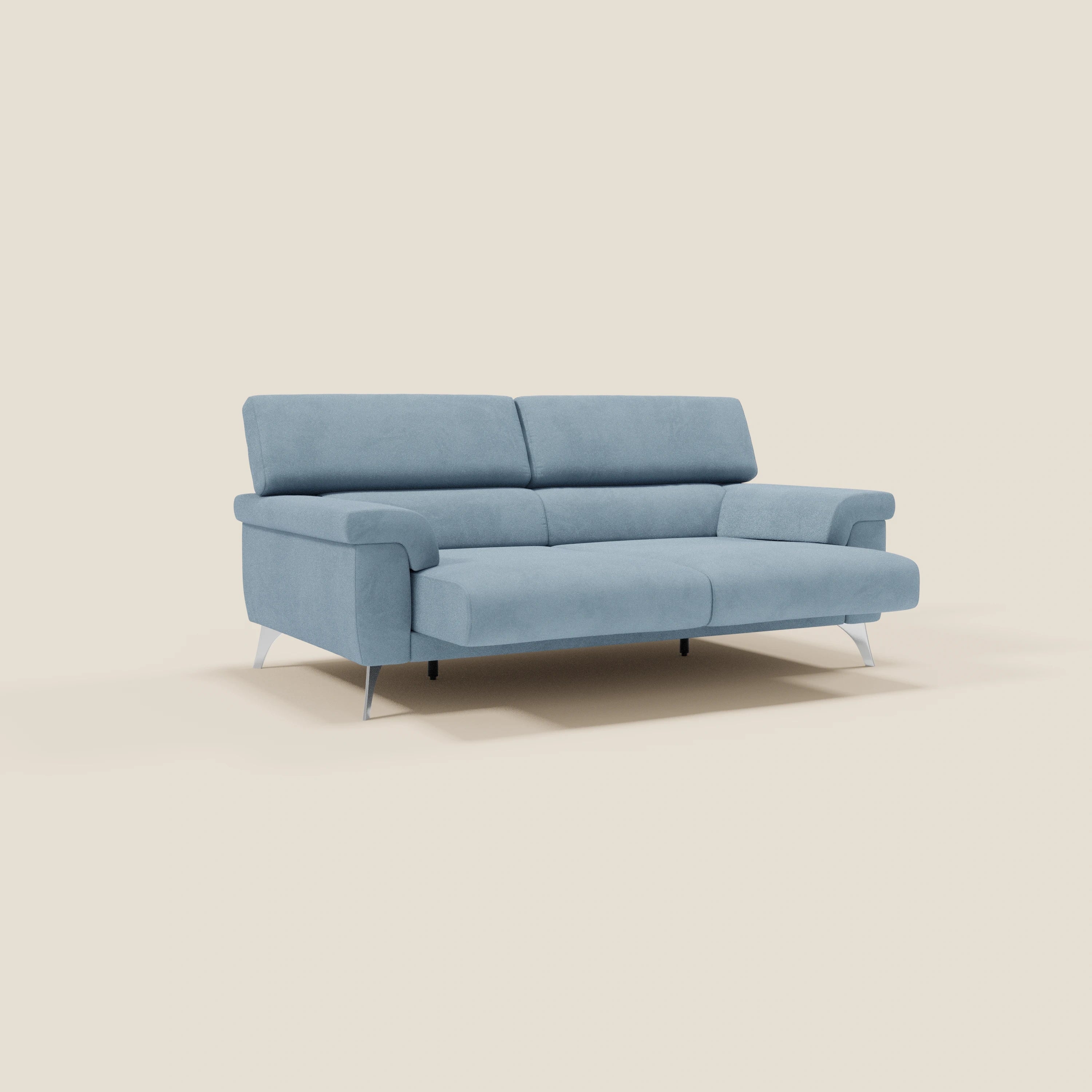 Il divano Raffaello di Divani.Store in T11 carta da zucchero microfibra è caratterizzato da sedute allungabili, poggiatesta reclinabili, ampi braccioli e gambe angolari in metallo per un look minimalista e contemporaneo su sfondo beige.