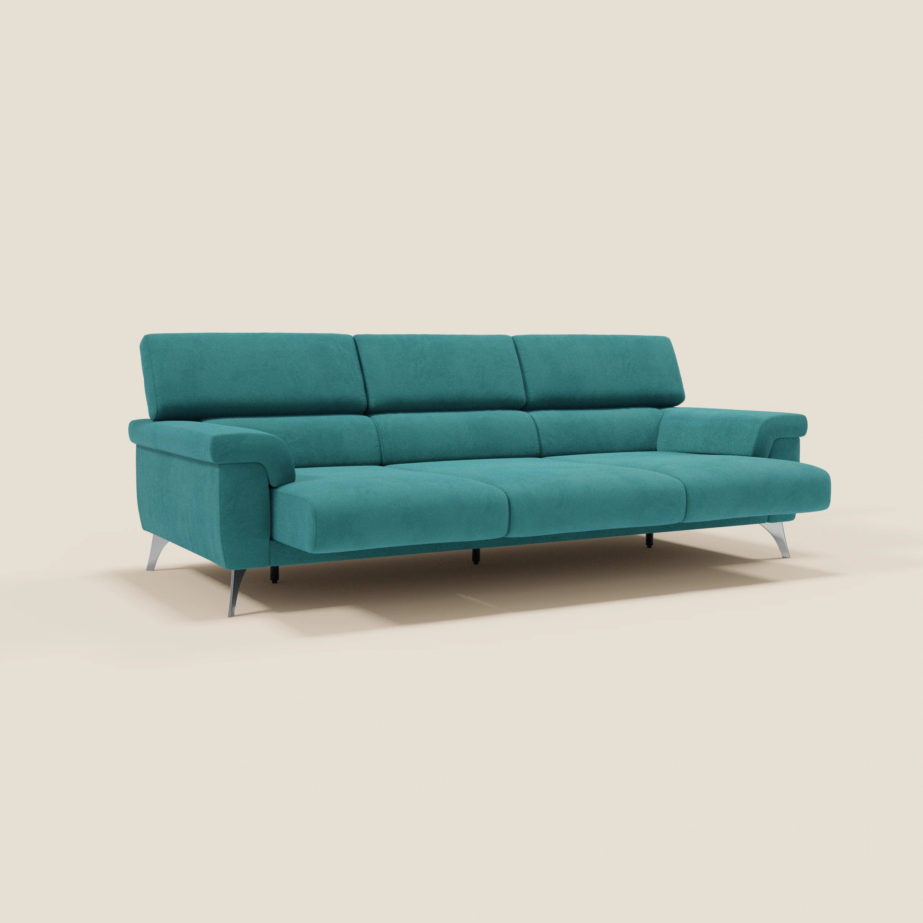 Il divano Raffaello di Divani.Store è dotato di 3 sedute allungabili, poggiatesta regolabili e microfibra T11 petrol facile da pulire. Il suo design moderno combina ampi braccioli e gambe basse in metallo per un comfort e uno stile Made in Italy.