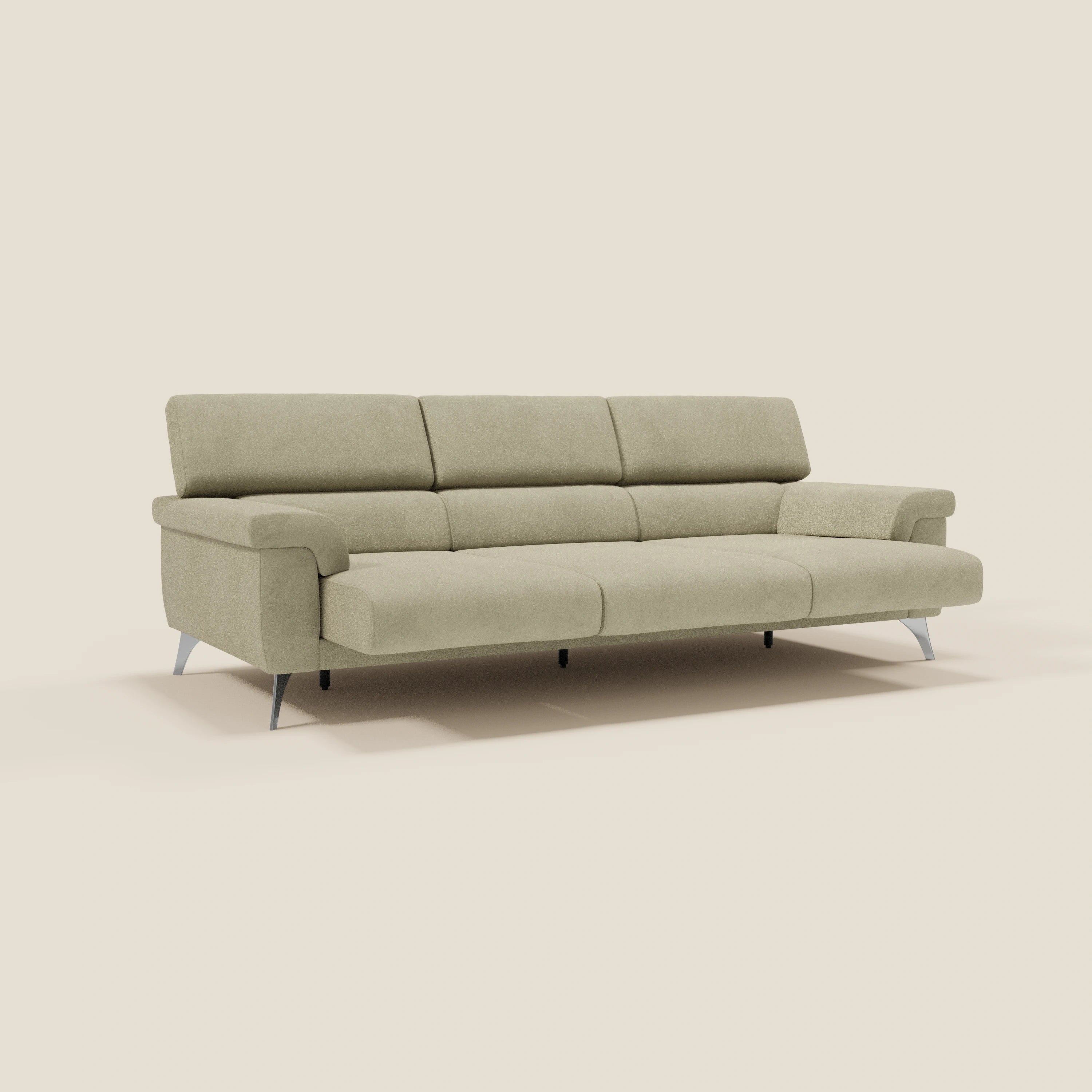 Il divano Raffaello di Divani.Store è caratterizzato da 3 sedute allungabili e poggiatesta reclinabili in microfibra T11 beige facile da pulire, ampi braccioli ed eleganti gambe in metallo, presentati su uno sfondo bianco sporco per un look minimalista e moderno.