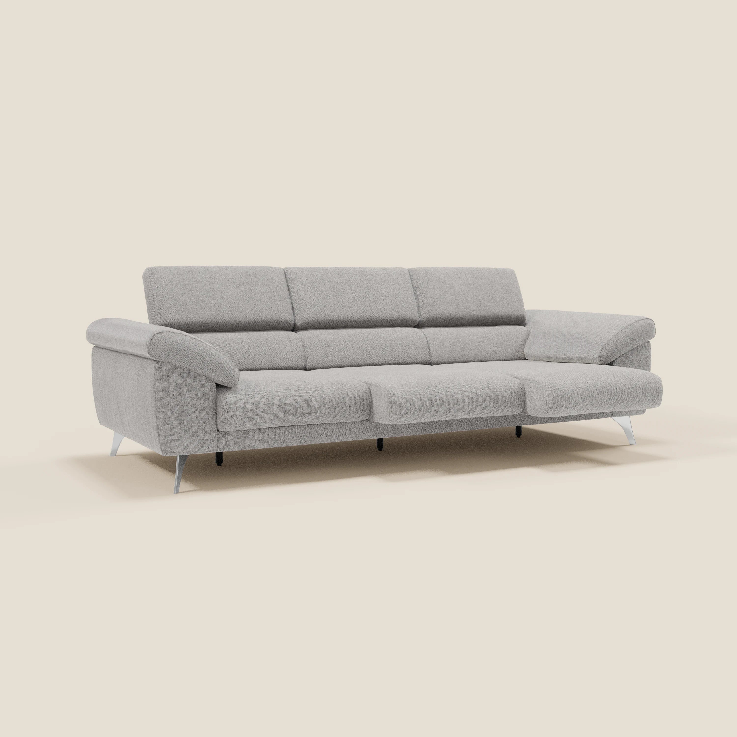 Il divano Donatello di Divani.Store è caratterizzato da 3 sedute allungabili, braccioli contenitore, poggiatesta reclinabili, gambe angolari in metallo e tessuto smacchiabile T23 grigio, elegante e moderno su uno sfondo beige.