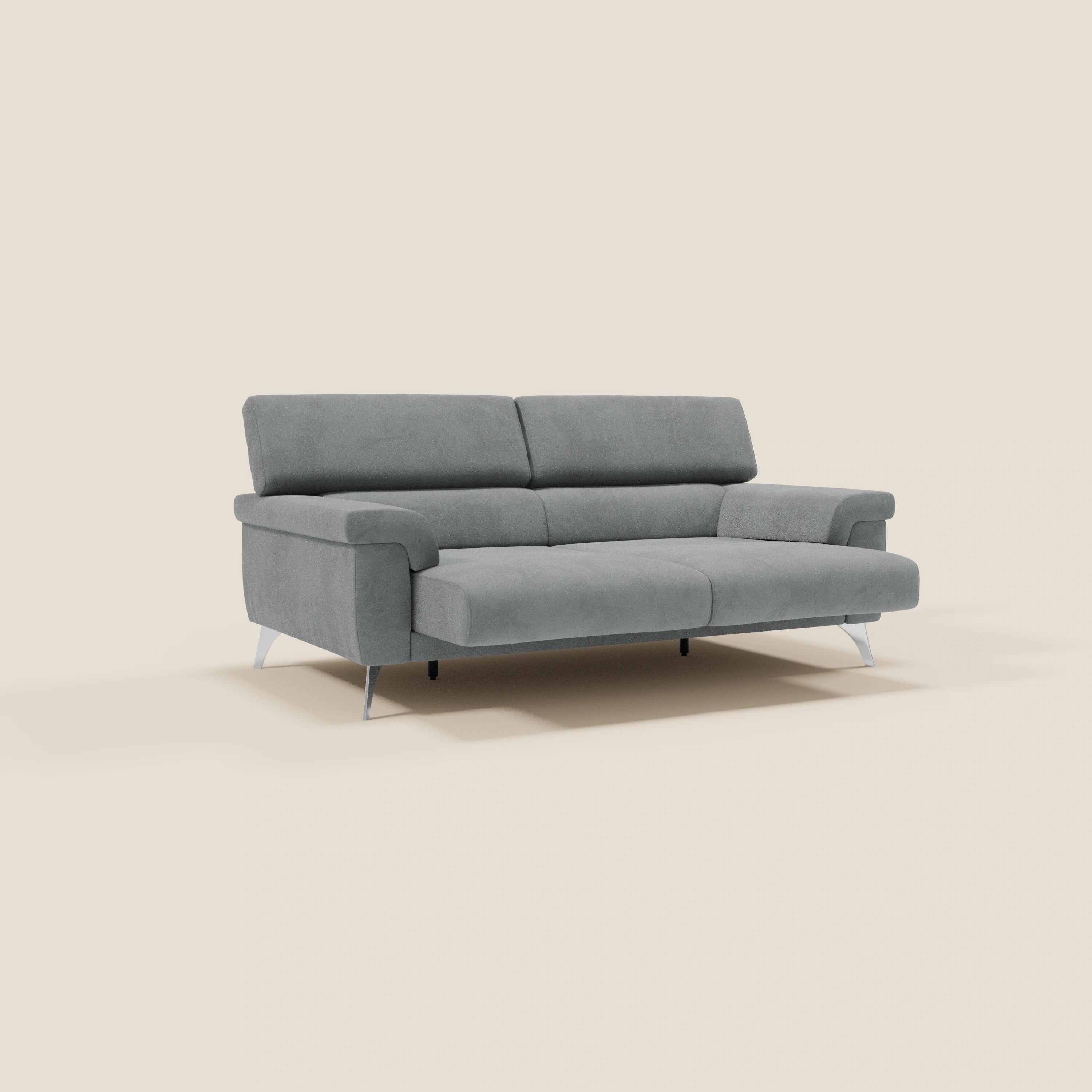 Il divano Raffaello di Divani.Store, nel colore grigio chiaro T11, è caratterizzato da due cuscini per seduta e schienale, braccioli bassi, eleganti gambe angolari in metallo e uno stile minimalista e contemporaneo. Rivestito in microfibra antimacchia con sedili regolabili e poggiatesta reclinabili.