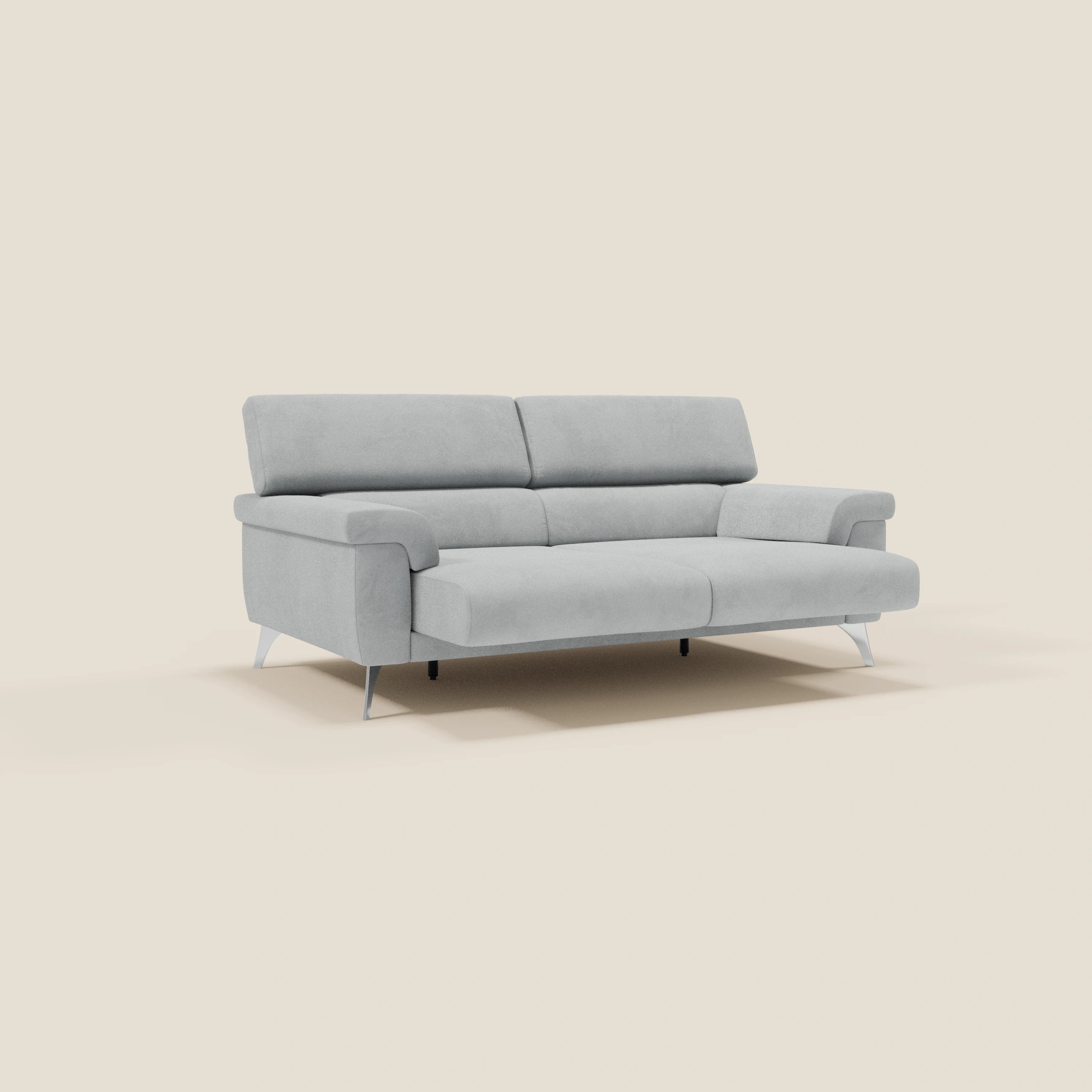 Il divano Raffaello di Divani.Store in smacchiabile microfibra grigio chiaro T11 è caratterizzato da sedute allungabili, poggiatesta reclinabili, ampi braccioli e un look minimalista con gambe in metallo, perfetto per gli interni moderni.