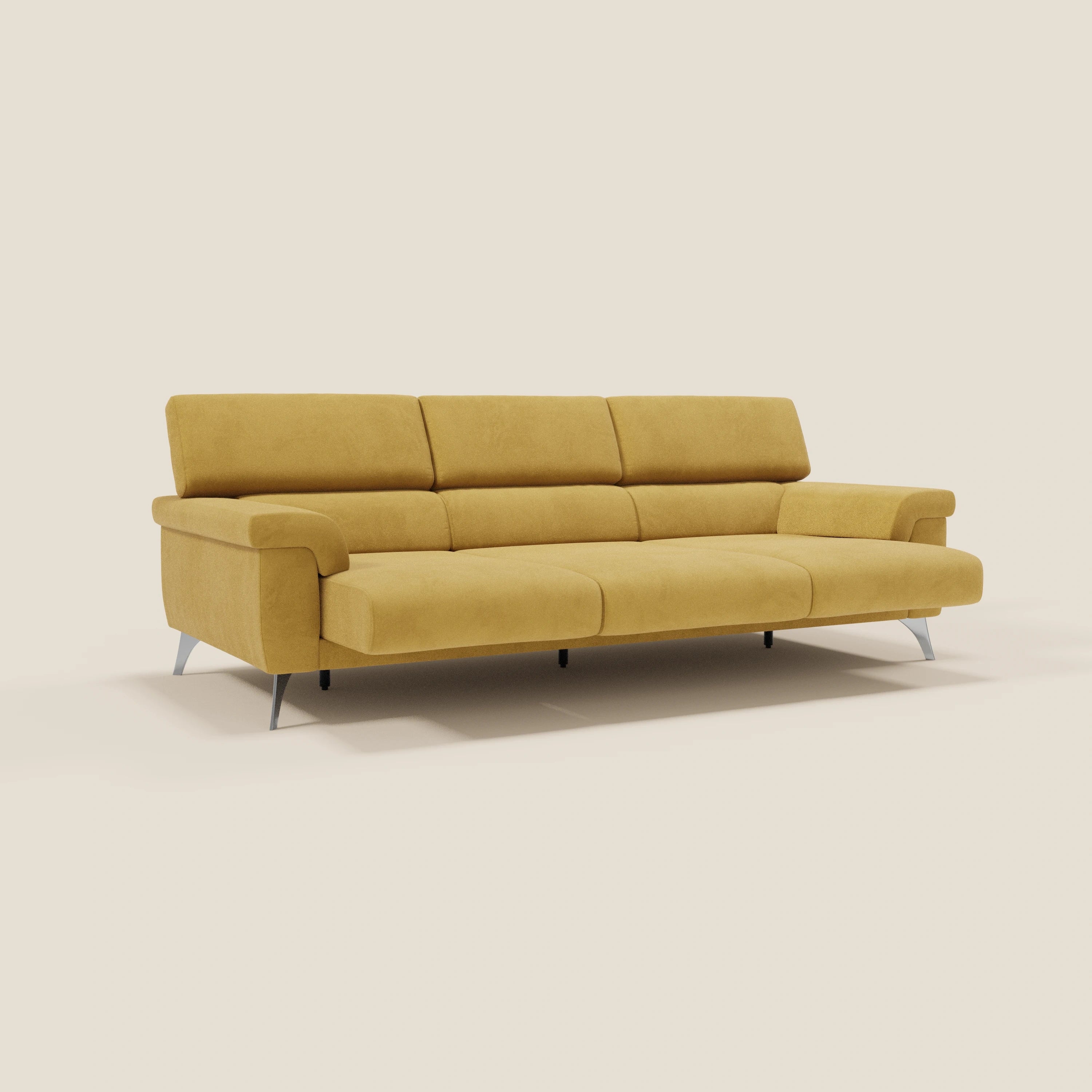 Il divano Raffaello di Divani.Store è caratterizzato da 3 sedute allungabili e poggiatesta regolabili in microfibra T11 antimacchia. Il suo design elegante, le gambe in metallo argentato e il moderno stile italiano spiccano su un semplice sfondo beige.