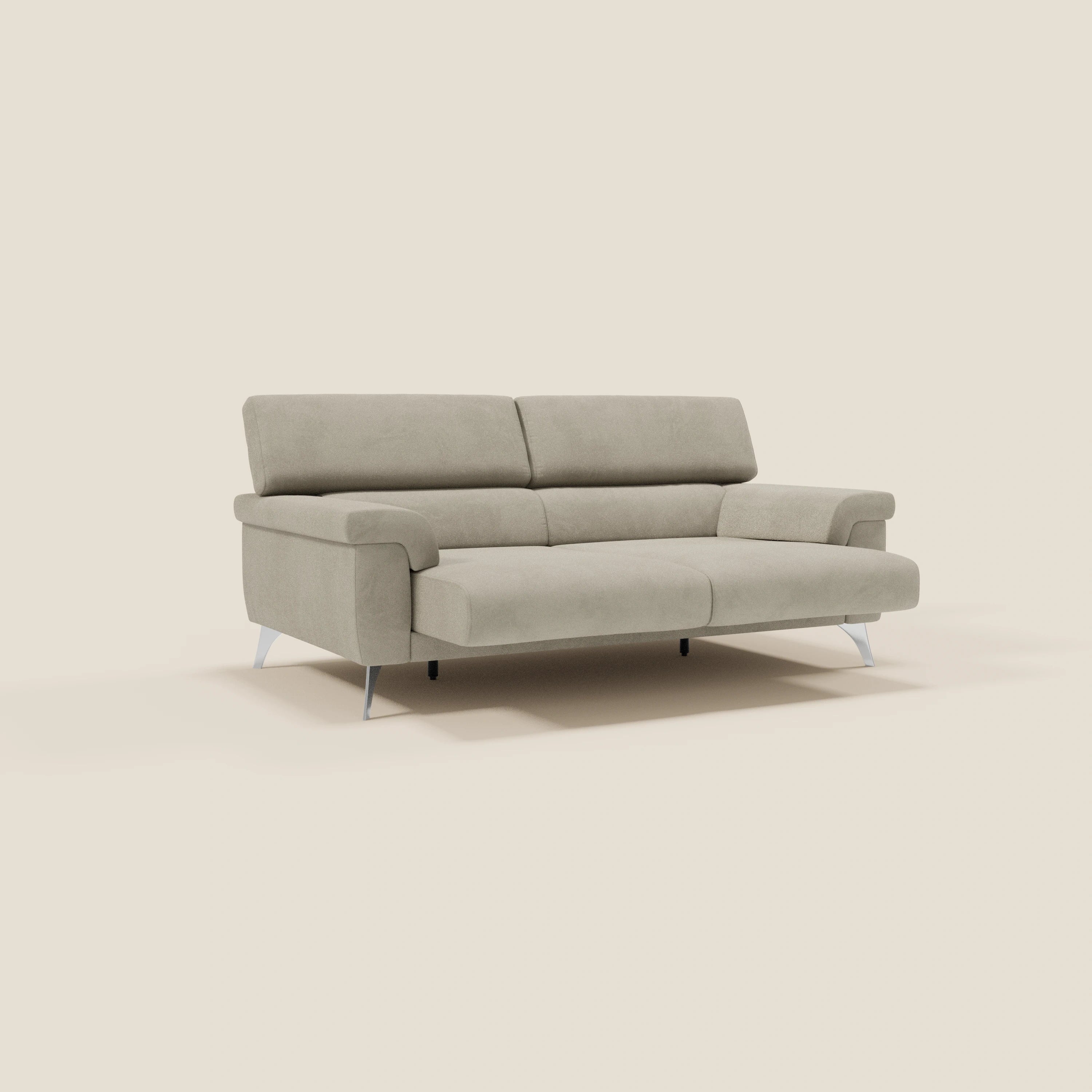 Divano moderno Raffaello di Divani.Store in microfibra antimacchia T11 tortora, con ampi braccioli, gambe in metallo, schienale alto, sedute allungabili e poggiatesta reclinabili. Comoda la seduta per tre persone su un fondo tinta unita color crema.