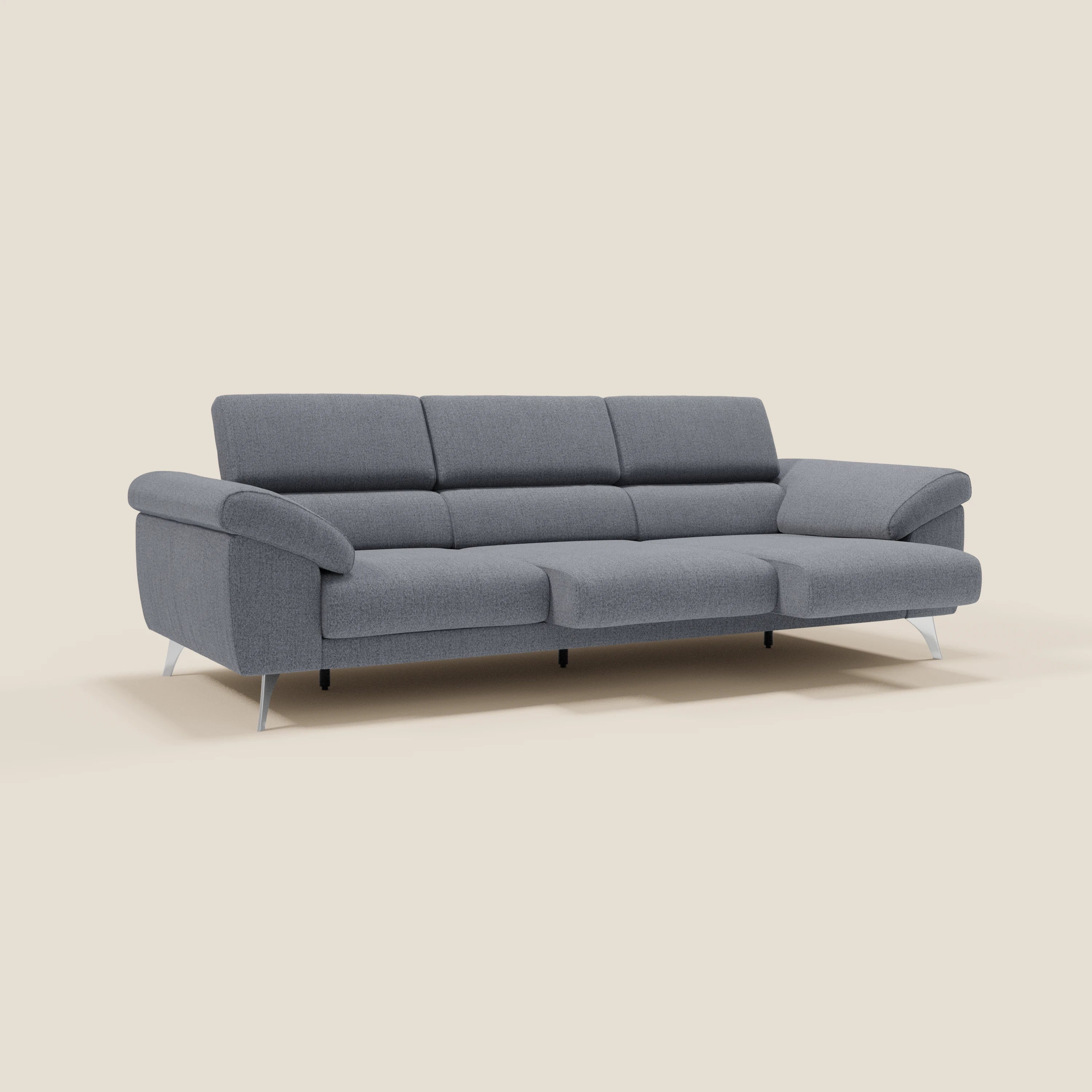 Il divano Donatello di Divani.Store, presentato su uno sfondo beige chiaro, è dotato di 3 sedute allungabili, braccioli contenitore, poggiatesta reclinabili ed è rivestito in tessuto smacchiabile T23 blu grafite per un look elegante.