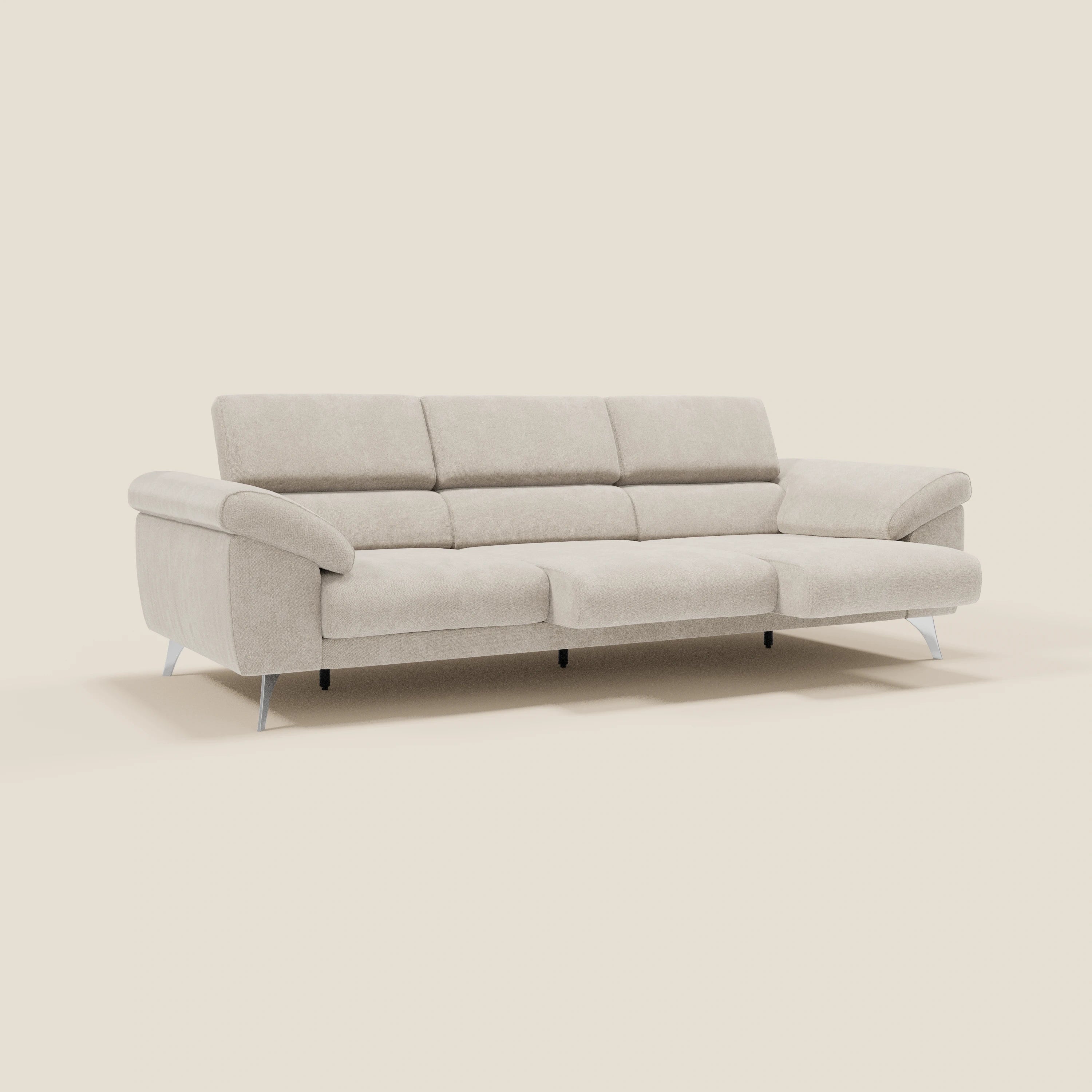 Donatello di Divani.Store è un moderno divano a 3 posti in tessuto antimacchia T23 panna, con sedute allungabili, braccioli contenitori e poggiatesta reclinabili. Il suo design elegante spicca su uno sfondo semplice per un comfort contemporaneo.