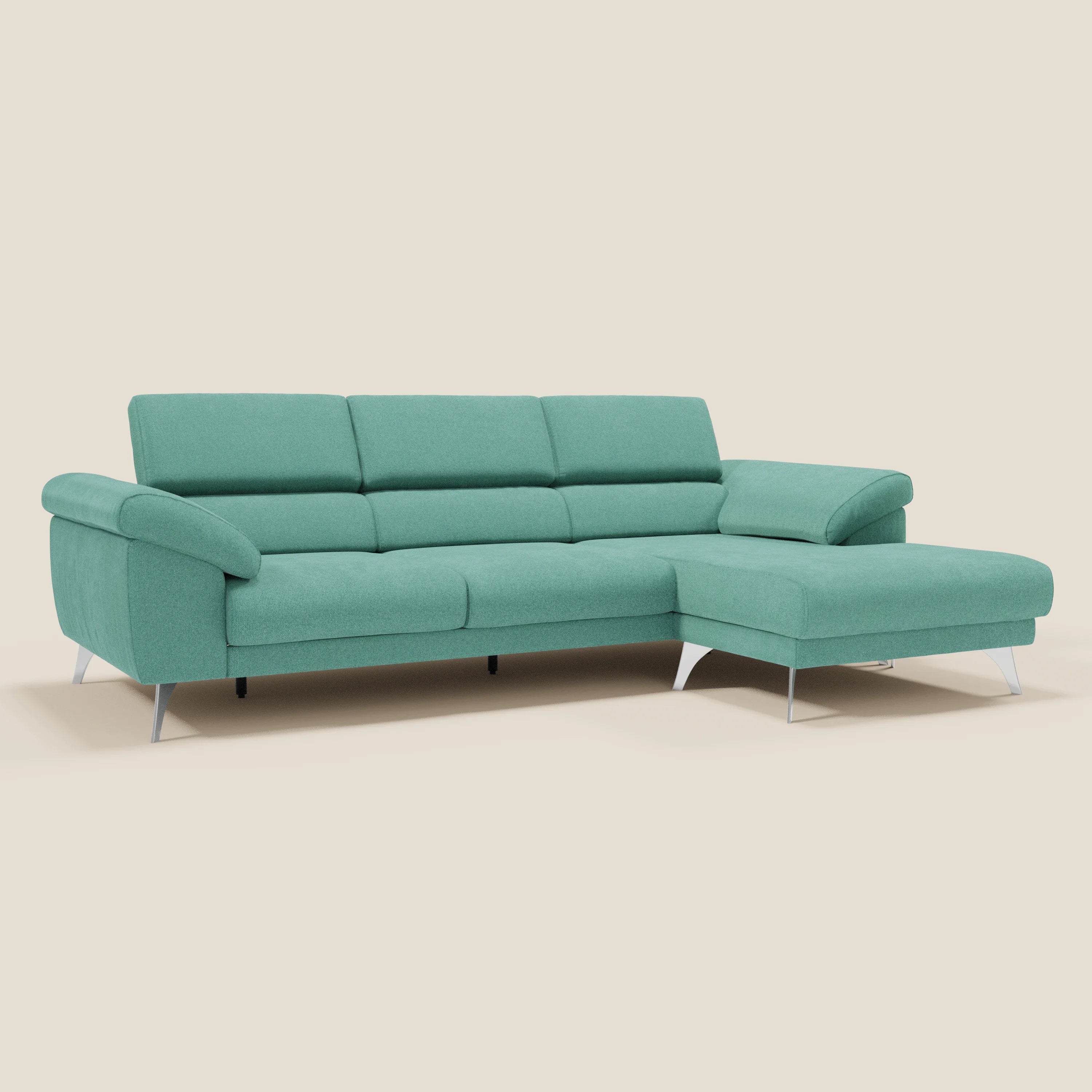 Il Donatello Divano angolare di Divani.Store è caratterizzato da sedute scorrevoli, braccioli contenitore, poggiatesta e imbottitura smacchiabile T23 verde acqua; il suo design moderno con braccioli angolari e gambe argentate risalta su uno sfondo beige chiaro.