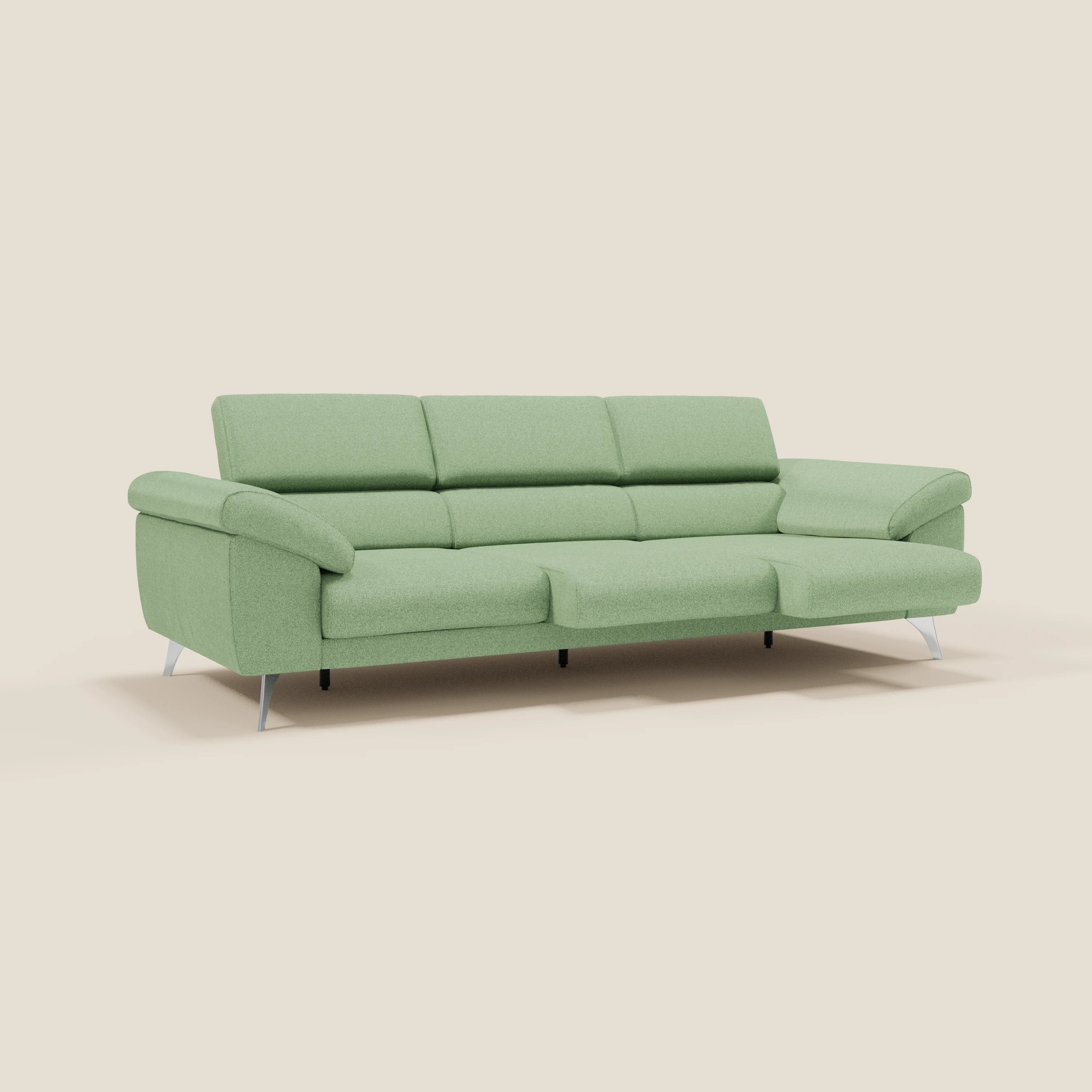Il divano Donatello con 3 sedute allungabili di Divani.Store, in tessuto smacchiabile T23 menta, offre braccioli contenitore e poggiatesta reclinabili per un comfort moderno su sfondo beige dal design pulito e minimalista.