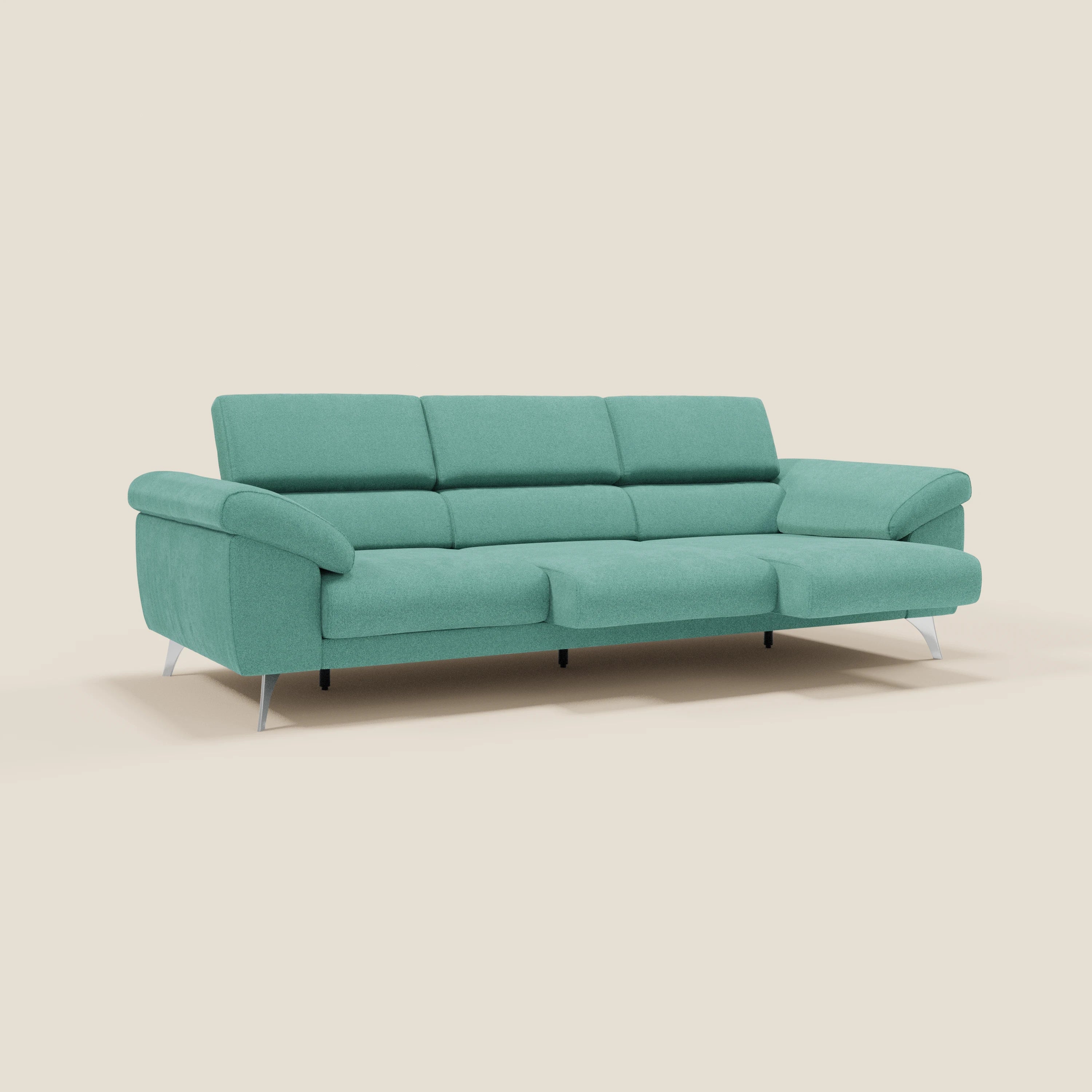 Il divano Donatello con 3 sedute allungabili di Divani.Store in tessuto smacchiabile T23 verde acqua, con braccioli contenitore e poggiatesta reclinabili, offre comfort personalizzato su un design moderno contro uno sfondo beige.