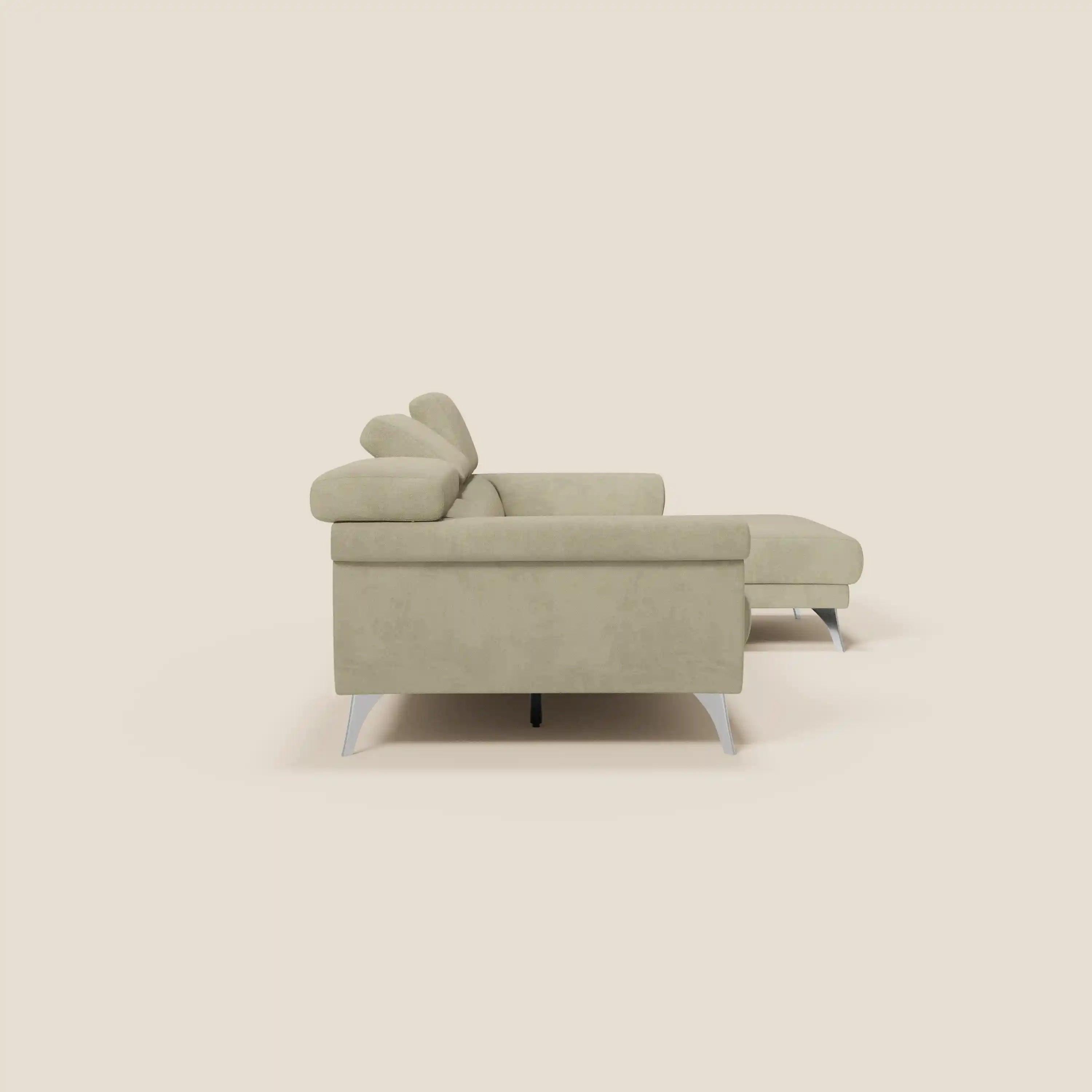 Il divano angolare Raffaello di Divani.Store è caratterizzato da sedute scorrevoli, poggiatesta regolabili e rivestimento in microfibra smacchiabile T11 beige con gambe in metallo, raffigurato lateralmente su sfondo crema chiaro con chaise longue a destra.