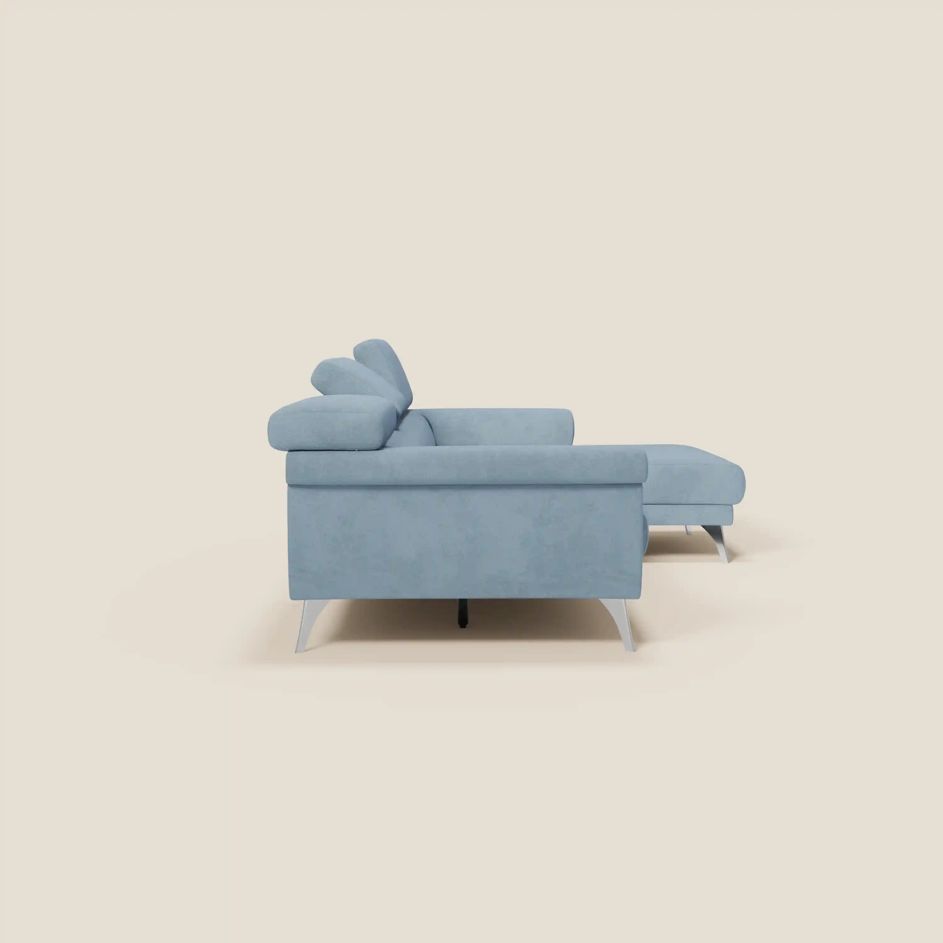 Il divano angolare Raffaello di Divani.Store, in T11 carta da zucchero microfibra, è caratterizzato da sedute scorrevoli, poggiatesta regolabili, eleganti gambe in metallo e chaise lounge destra su sfondo beige.