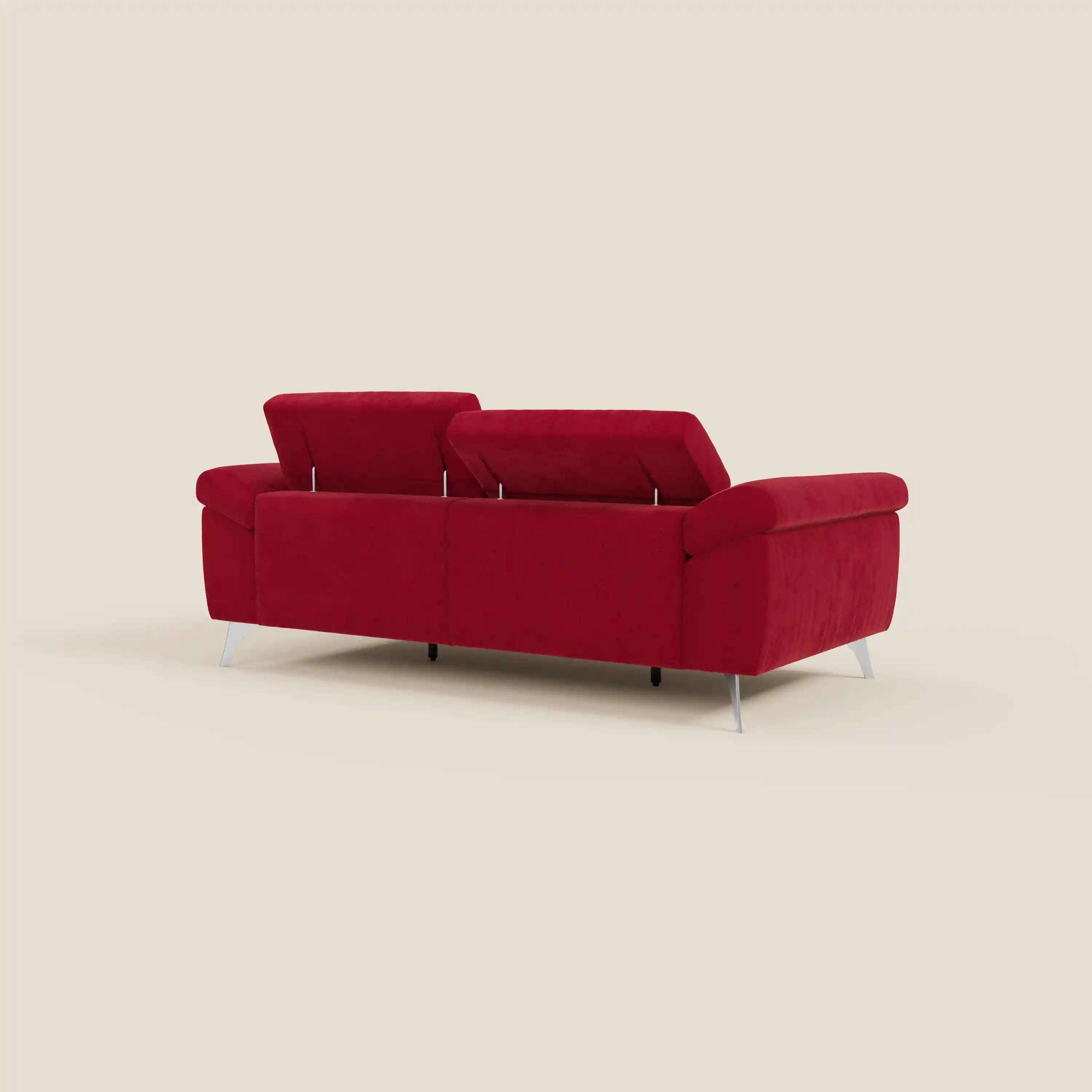 Un divano contemporaneo Donatello di Divani.Store in smacchiabile T23 bordeaux, con sedute allungabili, braccioli contenitori e poggiatesta reclinabili, è centrato su uno sfondo beige semplice e visto dallo schienale.