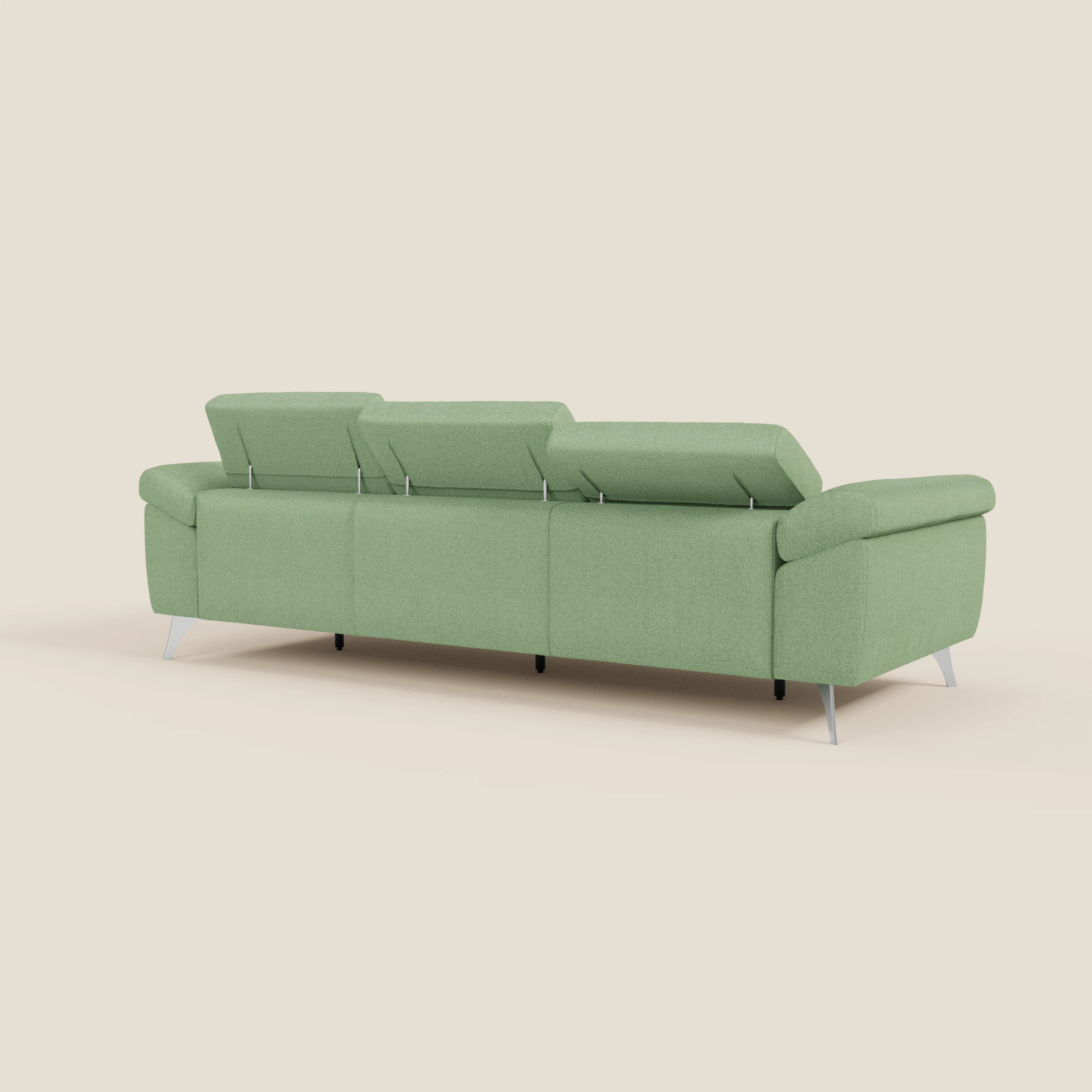 Il divano Donatello di Divani.Store è presentato dal retro in tessuto smacchiabile T23 menta, con 3 sedute allungabili, braccioli contenitore, poggiatesta reclinabili e gambe argento inclinate su sfondo beige chiaro.