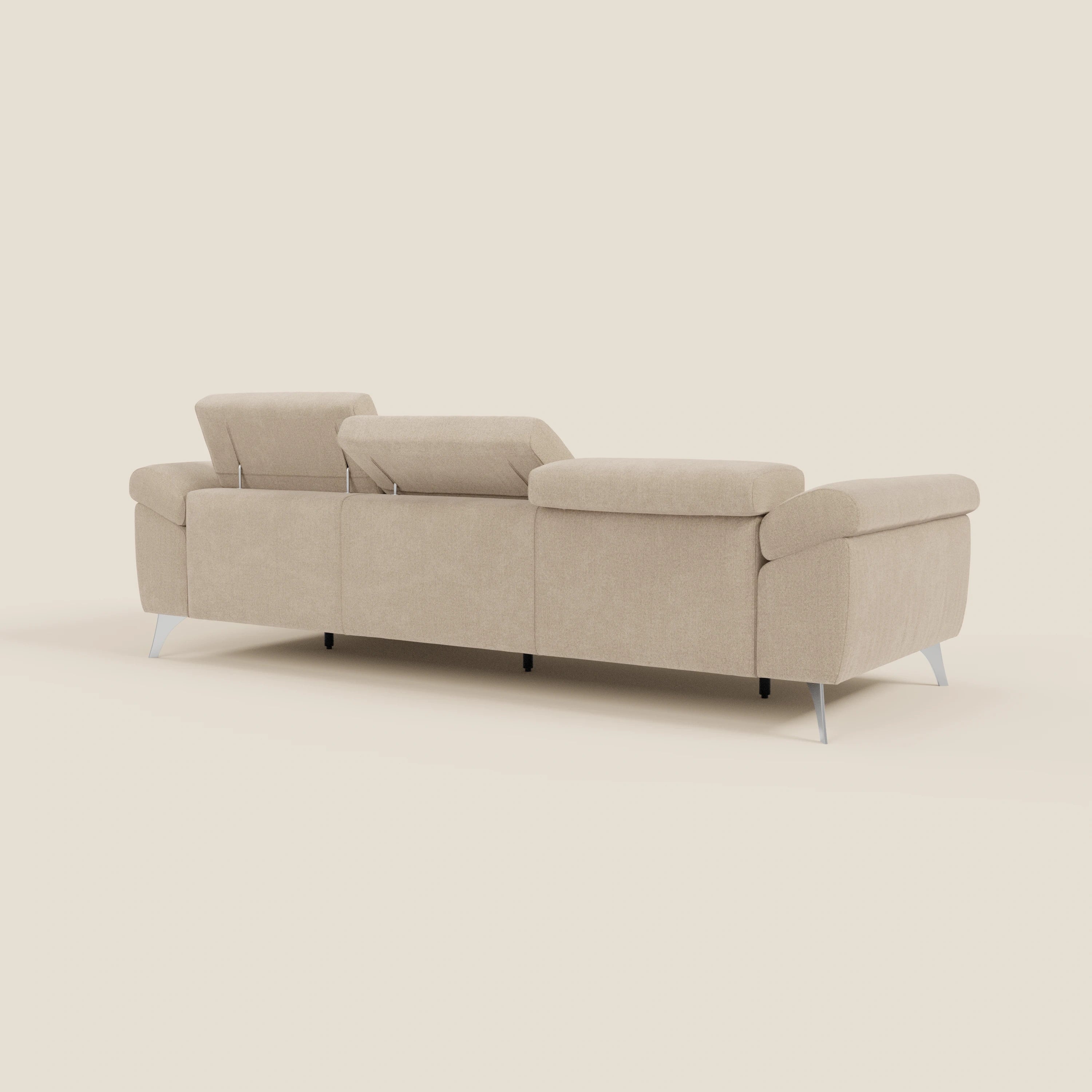 Il Divano angolare Donatello di Divani.Store, presentato dal retro in tessuto T23 beige, è caratterizzato da tre ampie sedute scorrevoli, poggiatesta regolabili, braccioli portaoggetti e sottili gambe argentate su un semplice sfondo crema chiaro.