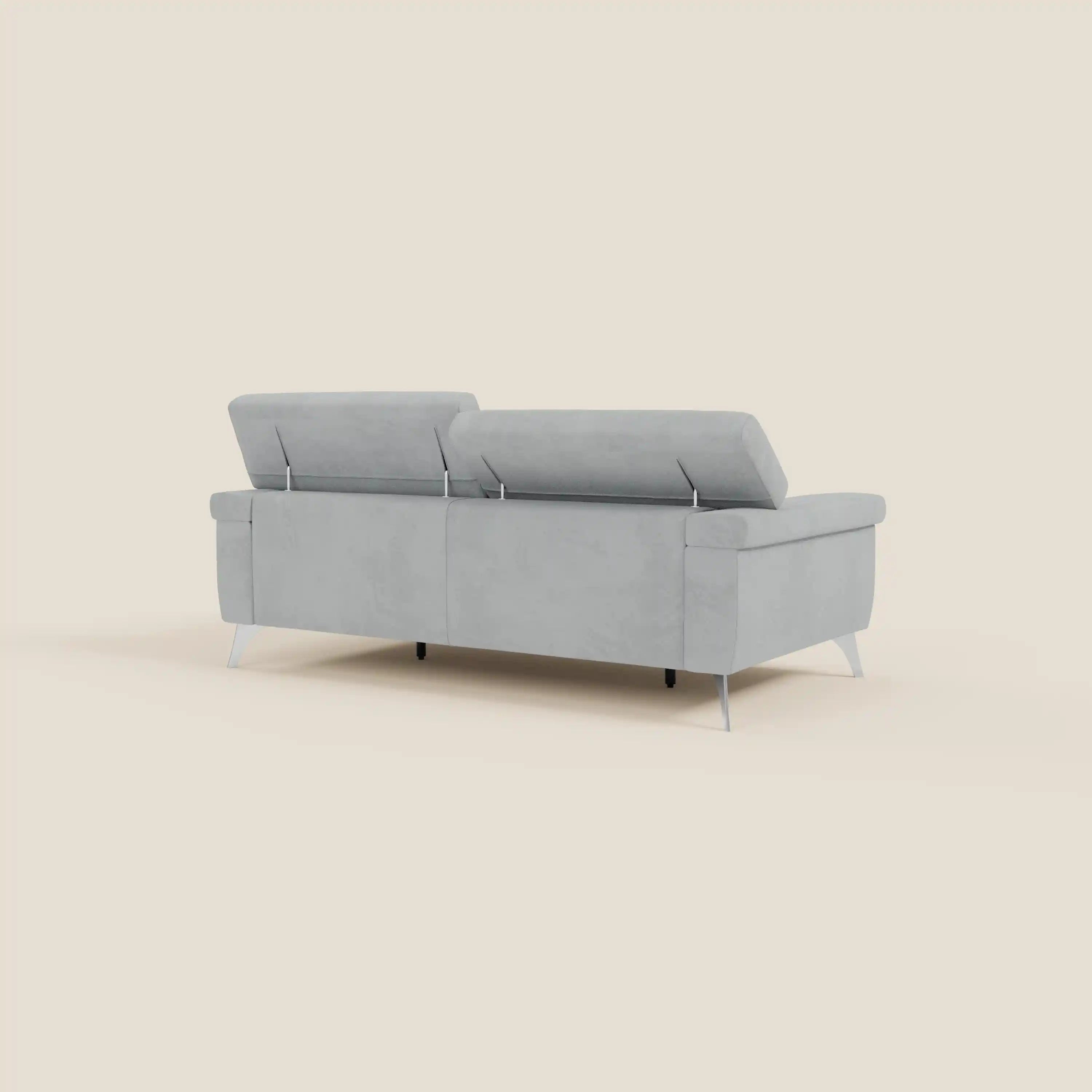 Il divano Raffaello con sedute allungabili e poggiatesta reclinabili in microfibra T11 grigio chiaro di Divani.Store è caratterizzato da due schienali reclinabili, linee pulite e sottili gambe angolari in metallo, viste dal retro su uno sfondo beige chiaro.