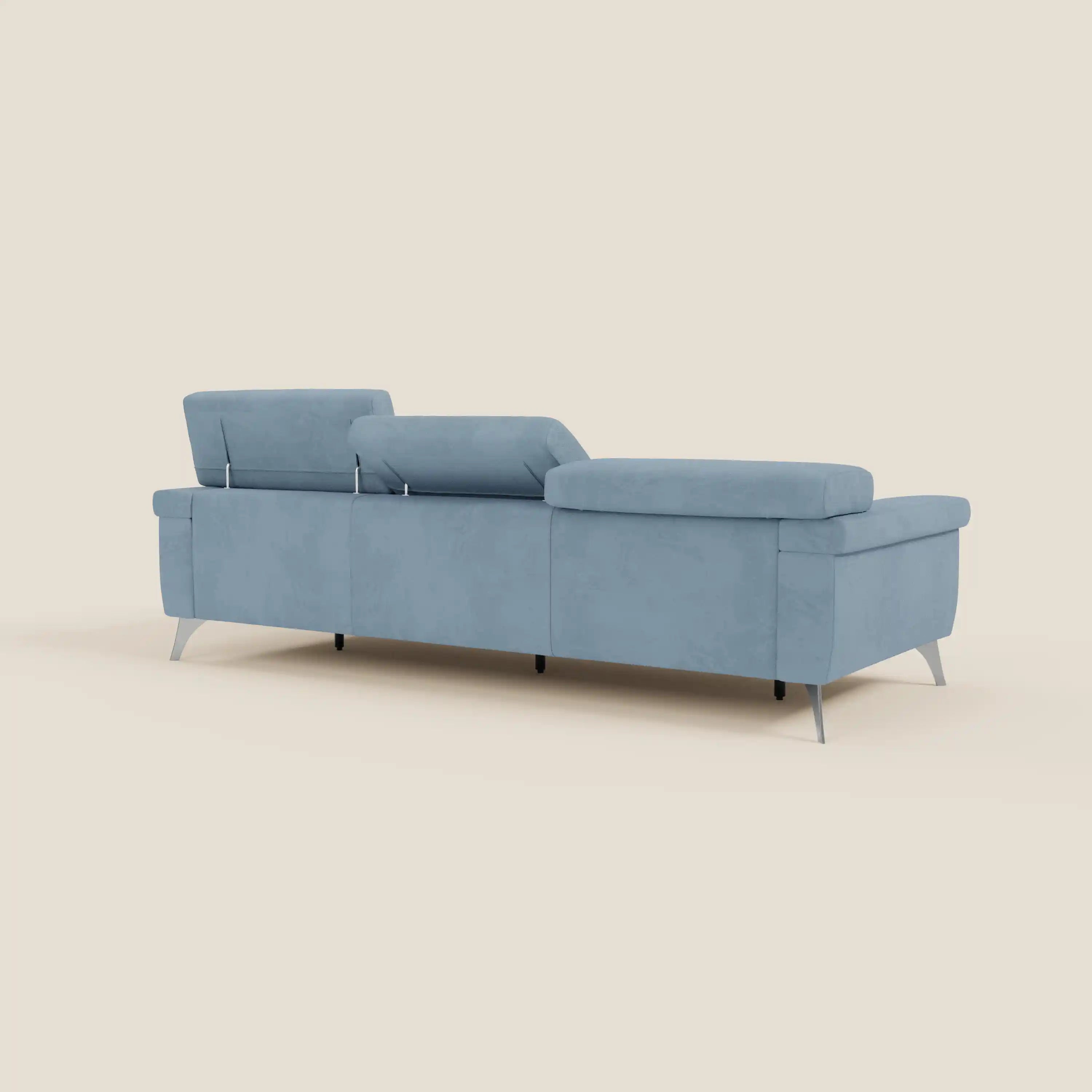 Il divano Raffaello di Divani.Store in T11 carta da zucchero microfibra è caratterizzato da 3 sedute allungabili, poggiatesta reclinabili, sottili gambe in metallo e un design minimalista, mostrato dal retro su uno sfondo beige semplice.