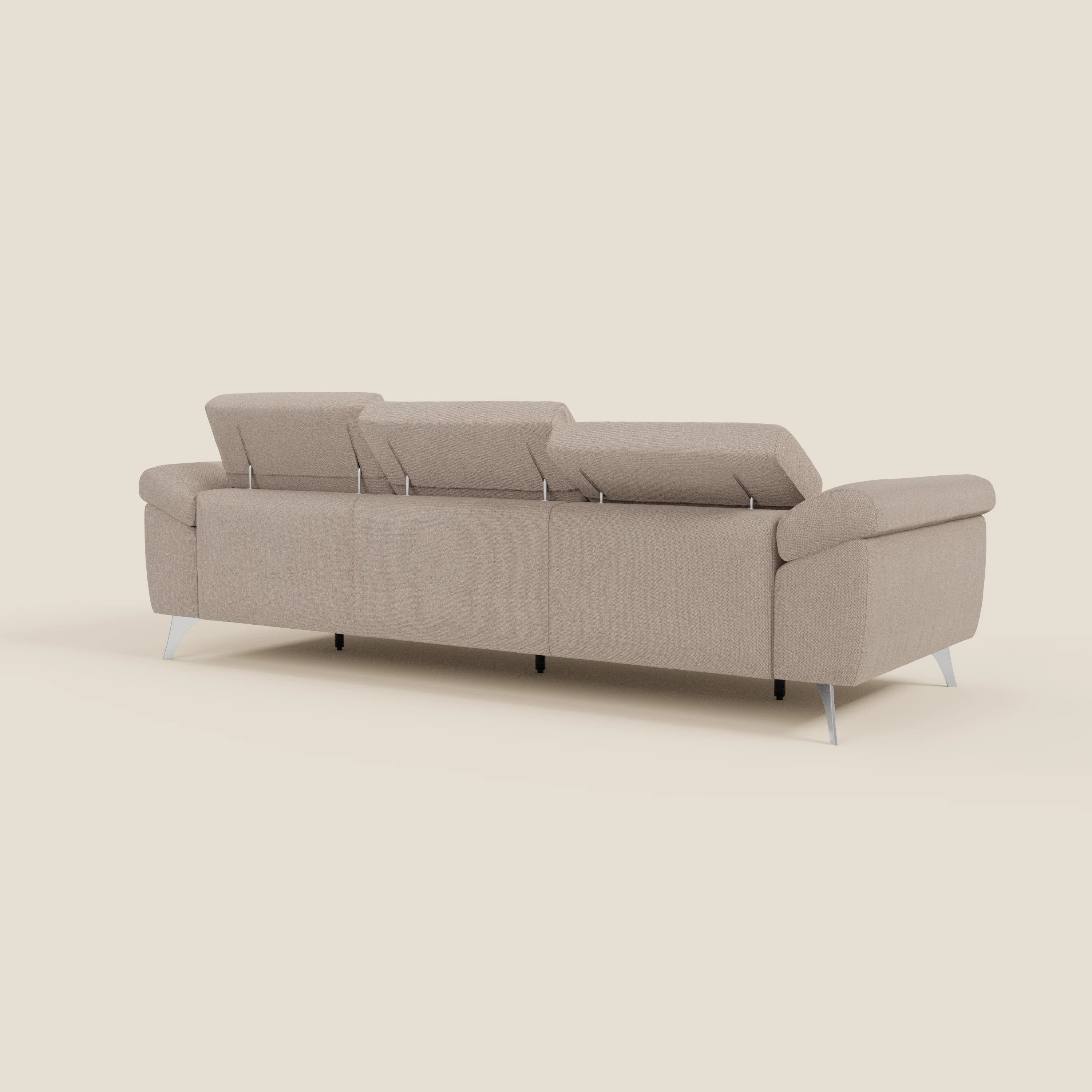 Il divano Donatello di Divani.Store è caratterizzato da 3 sedute allungabili, braccioli contenitore e poggiatesta reclinabili in tessuto smacchiabile T23 tortora. Visto dal retro, i suoi bordi morbidi e lo stile minimalista trasudano comfort contemporaneo.
