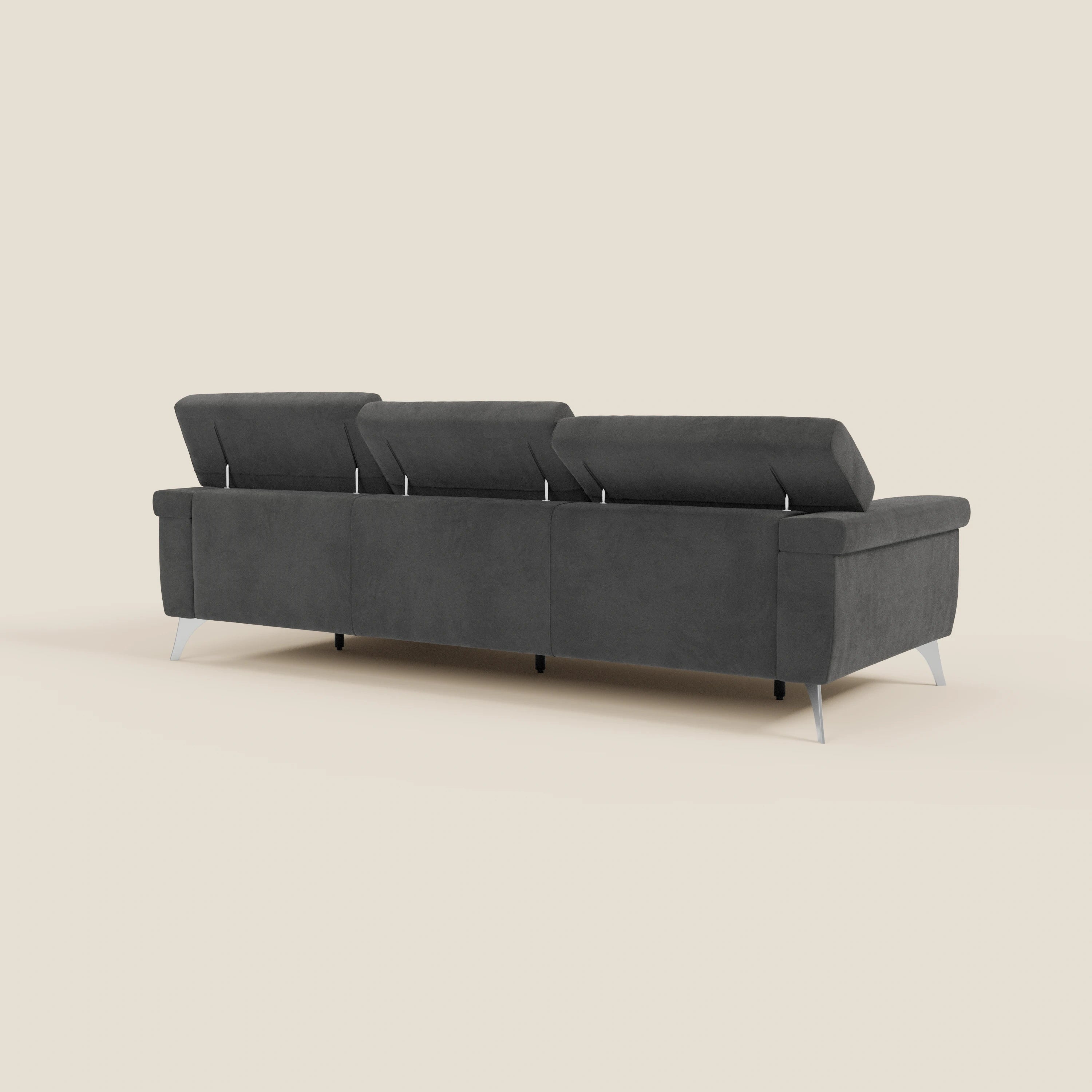 Il Divano angolare Raffaello di Divani.Store è caratterizzato da sedute scorrevoli e poggiatesta regolabili in microfibra nera T11 antimacchia. Le eleganti gambe in metallo e le linee pulite sottolineano il suo design moderno e minimale, mostrato dallo schienale su uno sfondo beige chiaro.