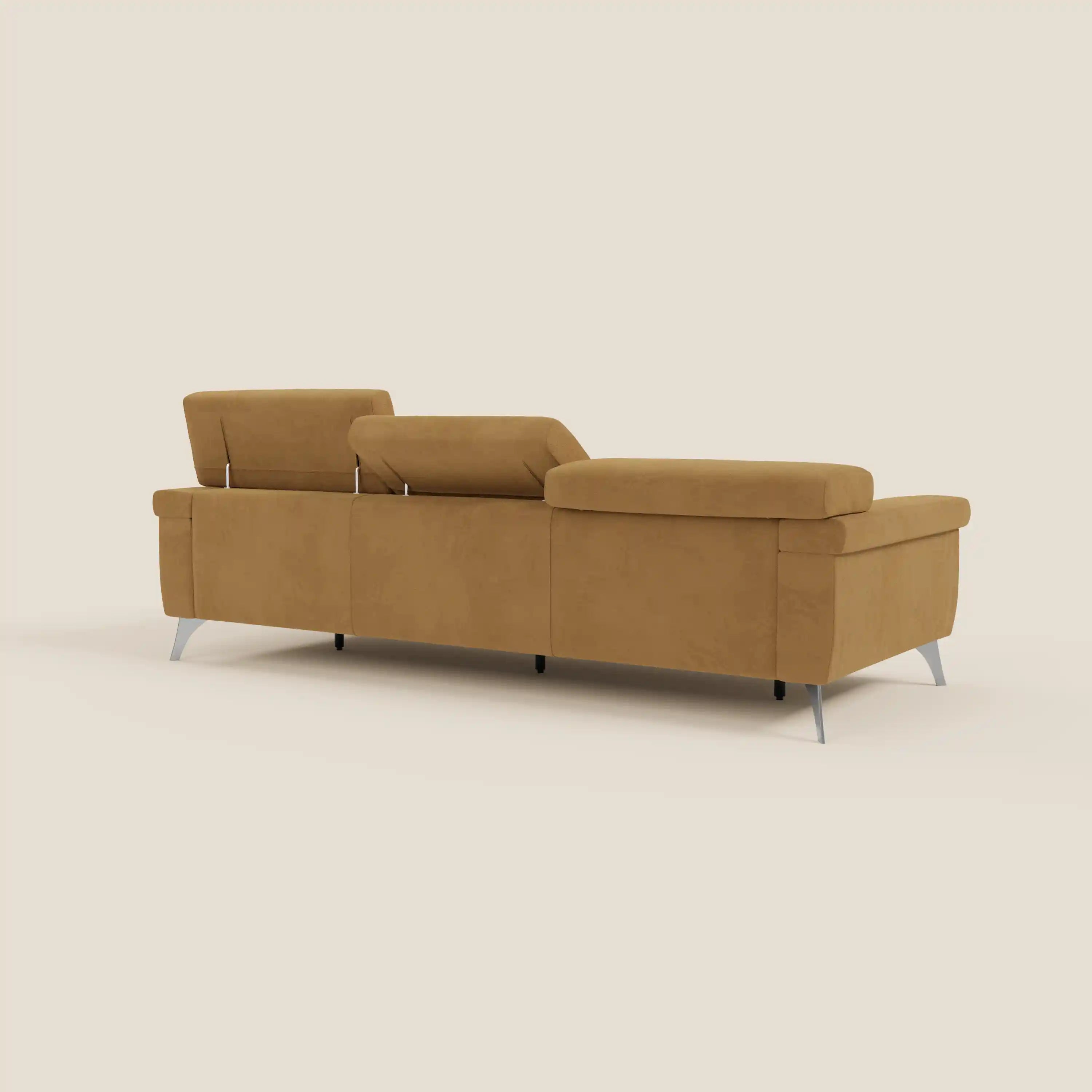 Un moderno divano Raffaello di Divani.Store, caratterizzato da 3 sedute allungabili, poggiatesta reclinabili e smacchiabile in microfibra T11 cuoio, è mostrato dal retro su uno sfondo beige, che ne sottolinea le linee eleganti e il comfort contemporaneo.