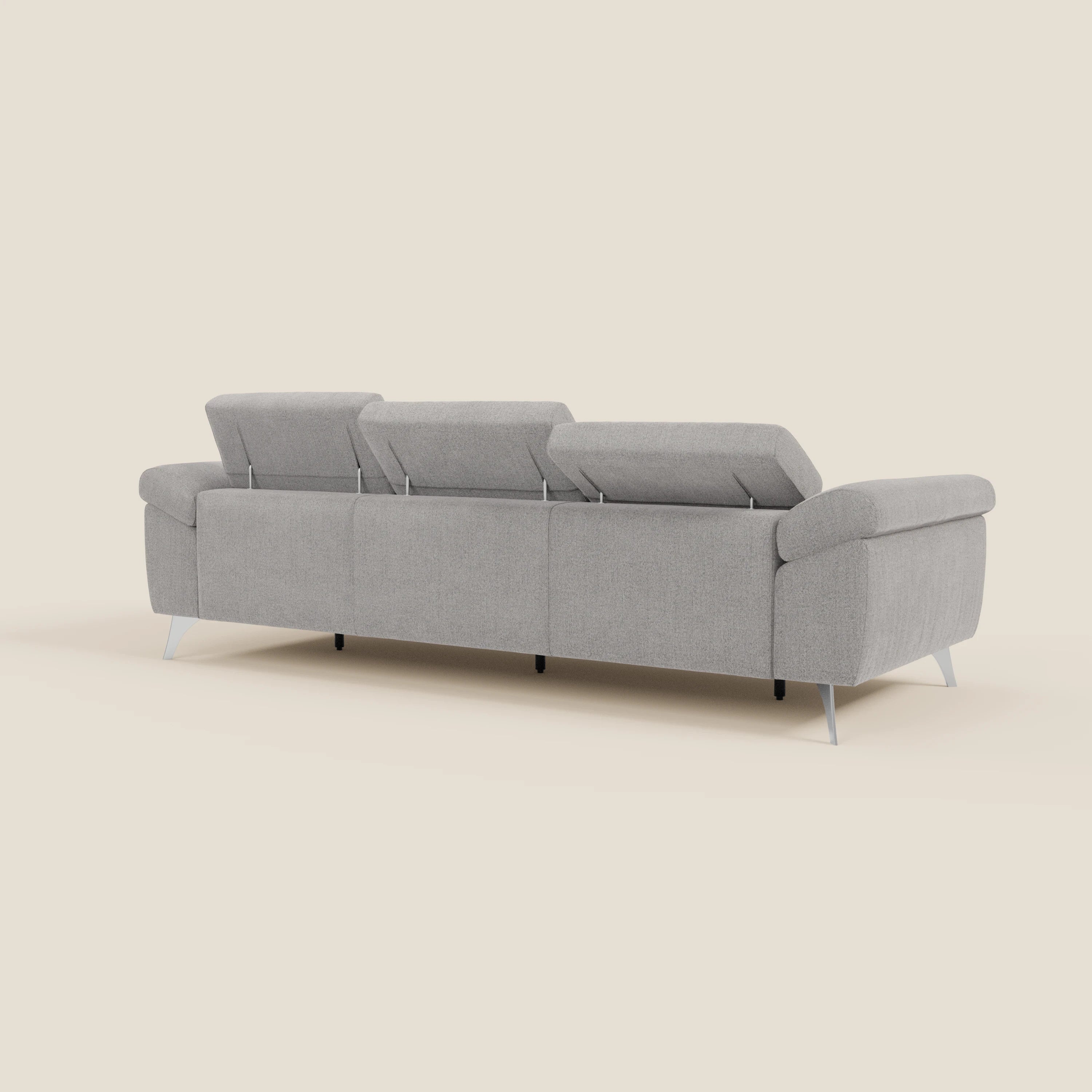 Il Donatello di Divani.Store è un divano contemporaneo in tessuto grigio T23 smacchiabile con 3 sedute allungabili, braccioli contenitore e poggiatesta reclinabili, dal design minimalista su gambe metalliche.