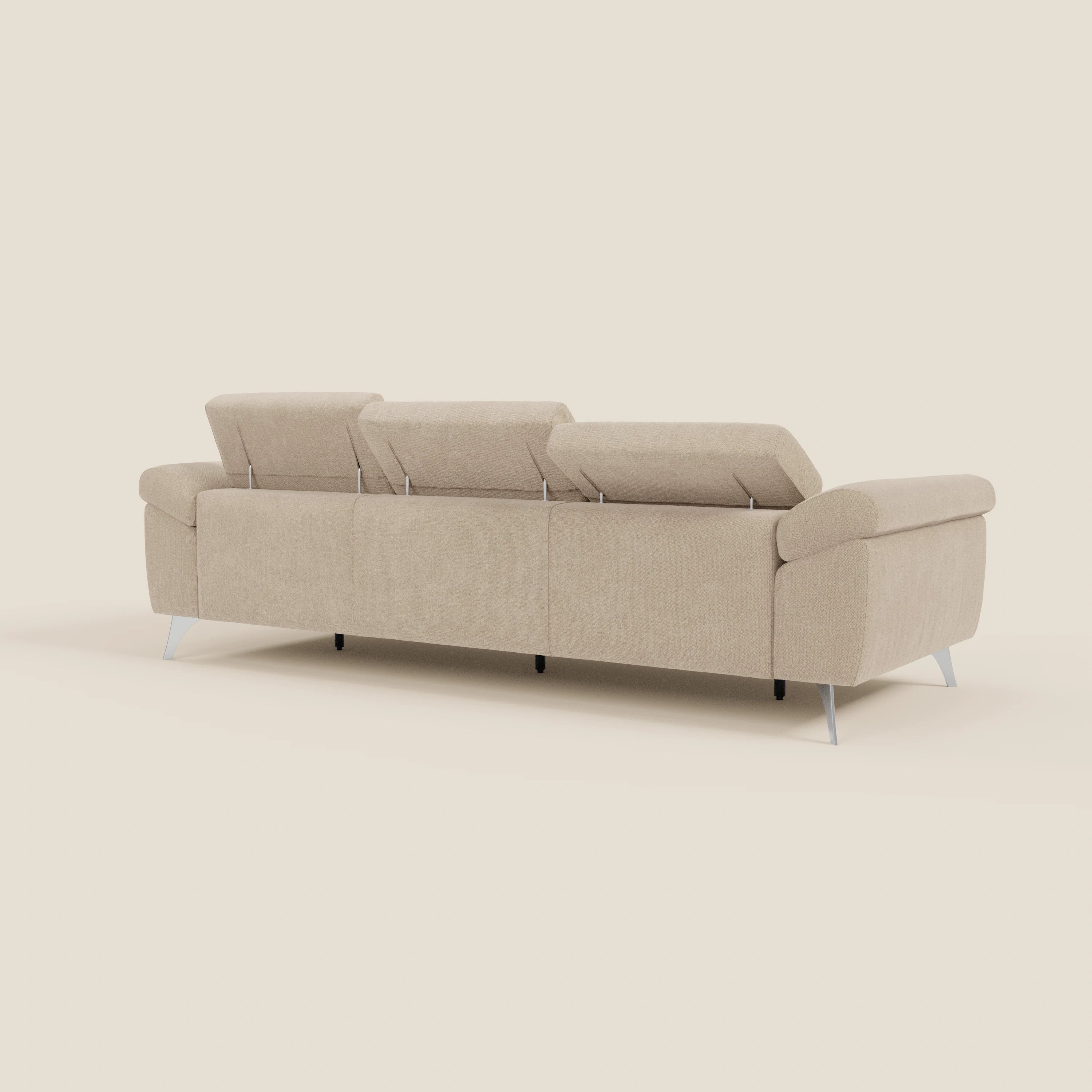 Il divano Donatello con 3 sedute allungabili, braccioli contenitore e poggiatesta reclinabili in tessuto smacchiabile T23 beige di Divani.Store è mostrato da dietro uno sfondo crema chiaro, evidenziando le sue linee pulite e il design contemporaneo.