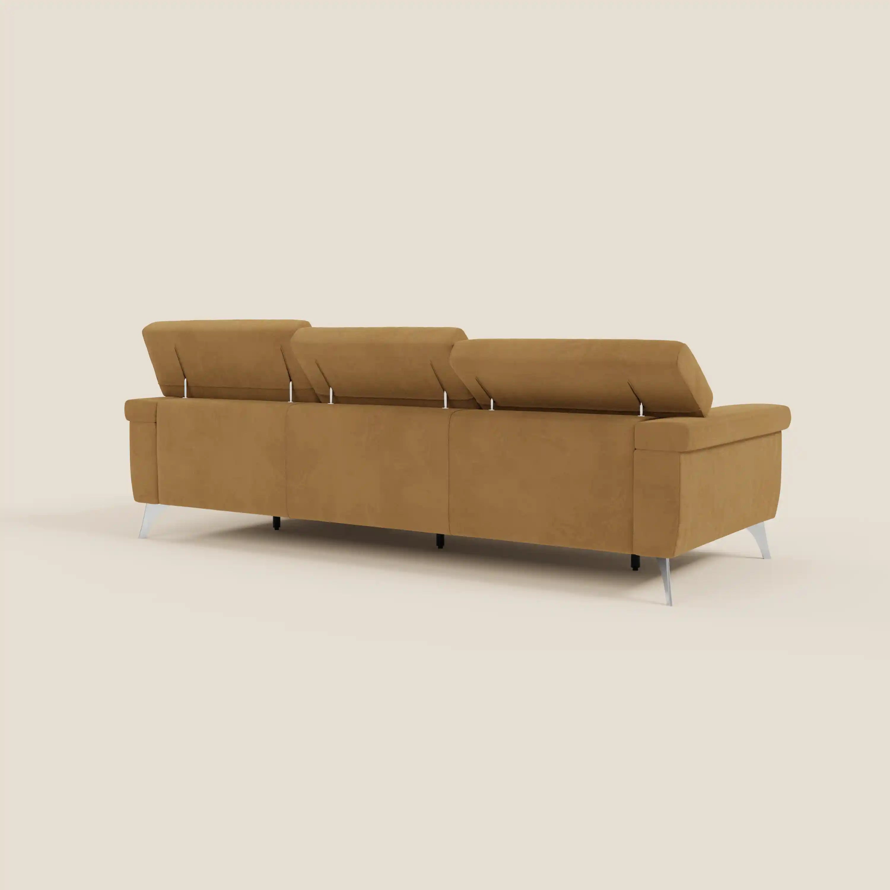 Il divano angolare Raffaello di Divani.Store è caratterizzato da sedute scorrevoli e poggiatesta regolabili in microfibra antimacchia T11 cuoio, con sottili gambe argentate che accentuano il suo stile moderno e minimalista su uno sfondo beige chiaro.