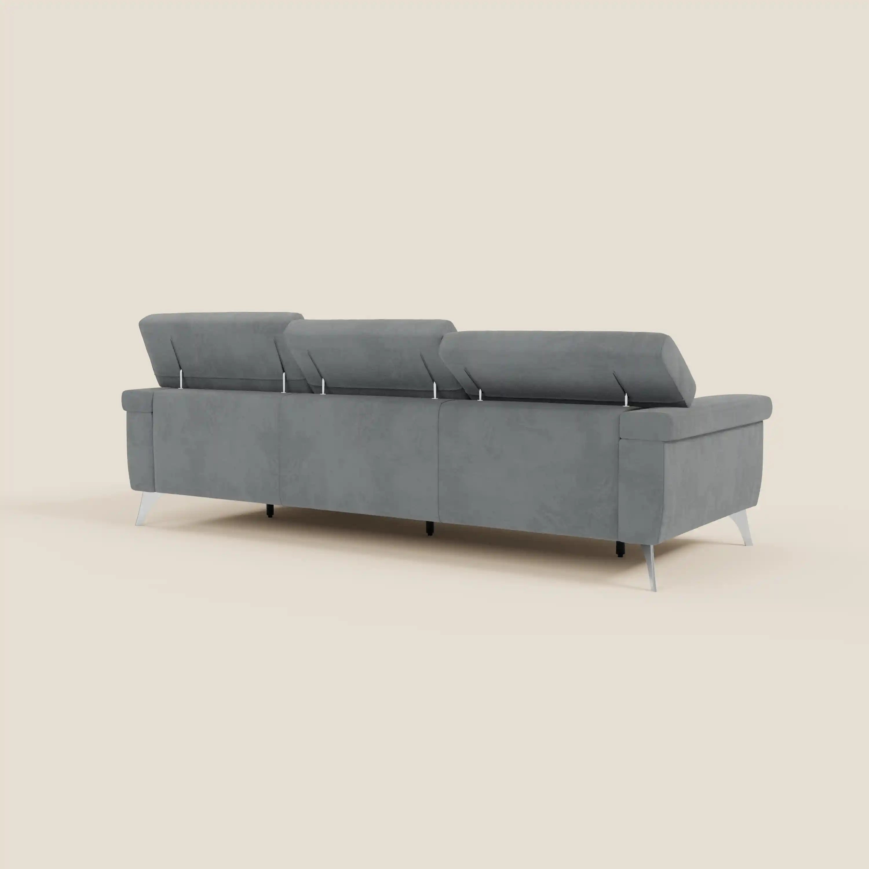 Il Divano angolare Raffaello di Divani.Store è presentato dal retro, con sedute scorrevoli, poggiatesta regolabili, rivestimento in microfibra smacchiabile T11 grigio, gambe sottili in metallo e un design minimalista su fondo tinta unita.