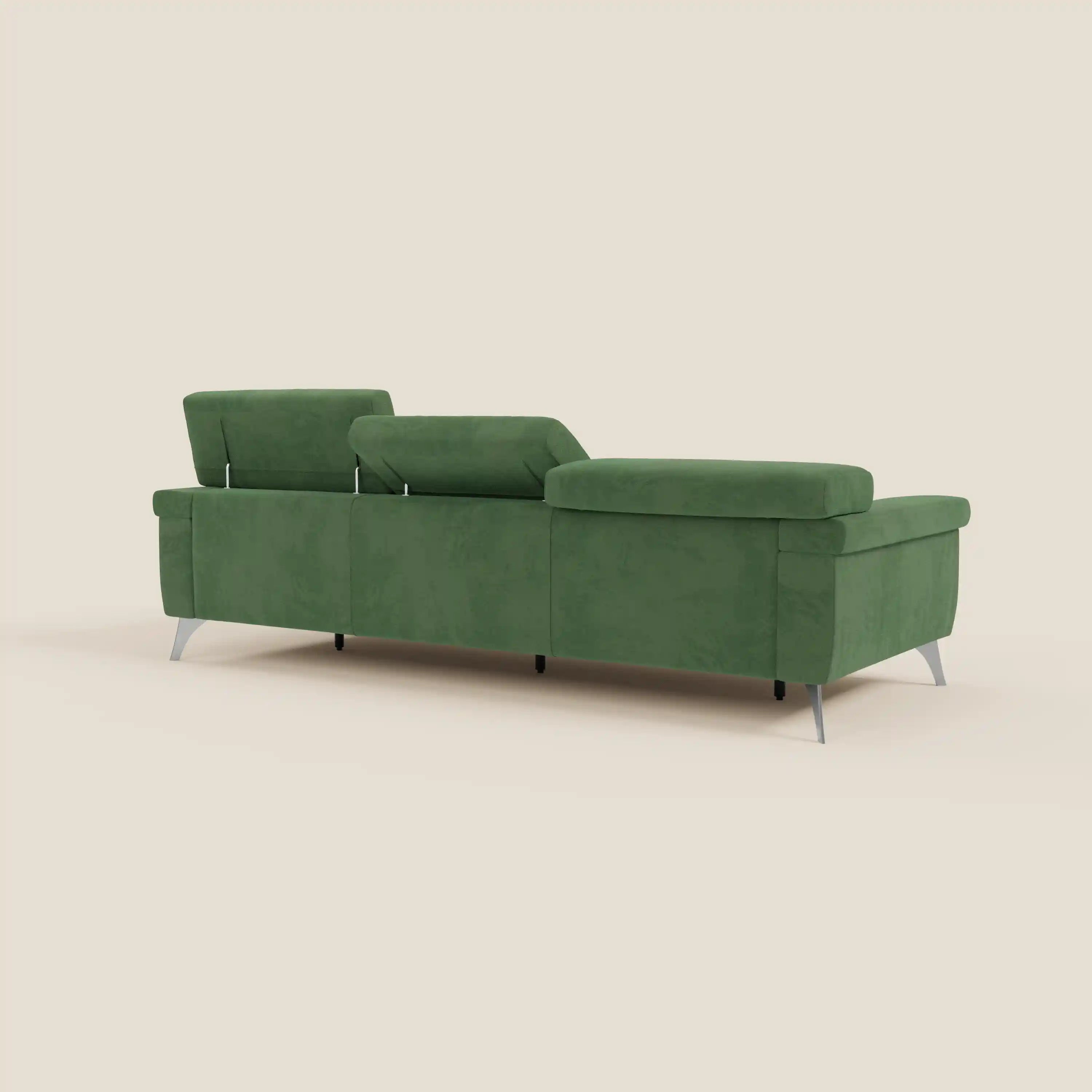 Il divano Raffaello di Divani.Store, con 3 sedute allungabili e reclinabili poggiatesta in microfibra antimacchia verde T11, mette in mostra la sua artigianalità italiana con linee pulite e sottili gambe in metallo su uno sfondo bianco sporco.