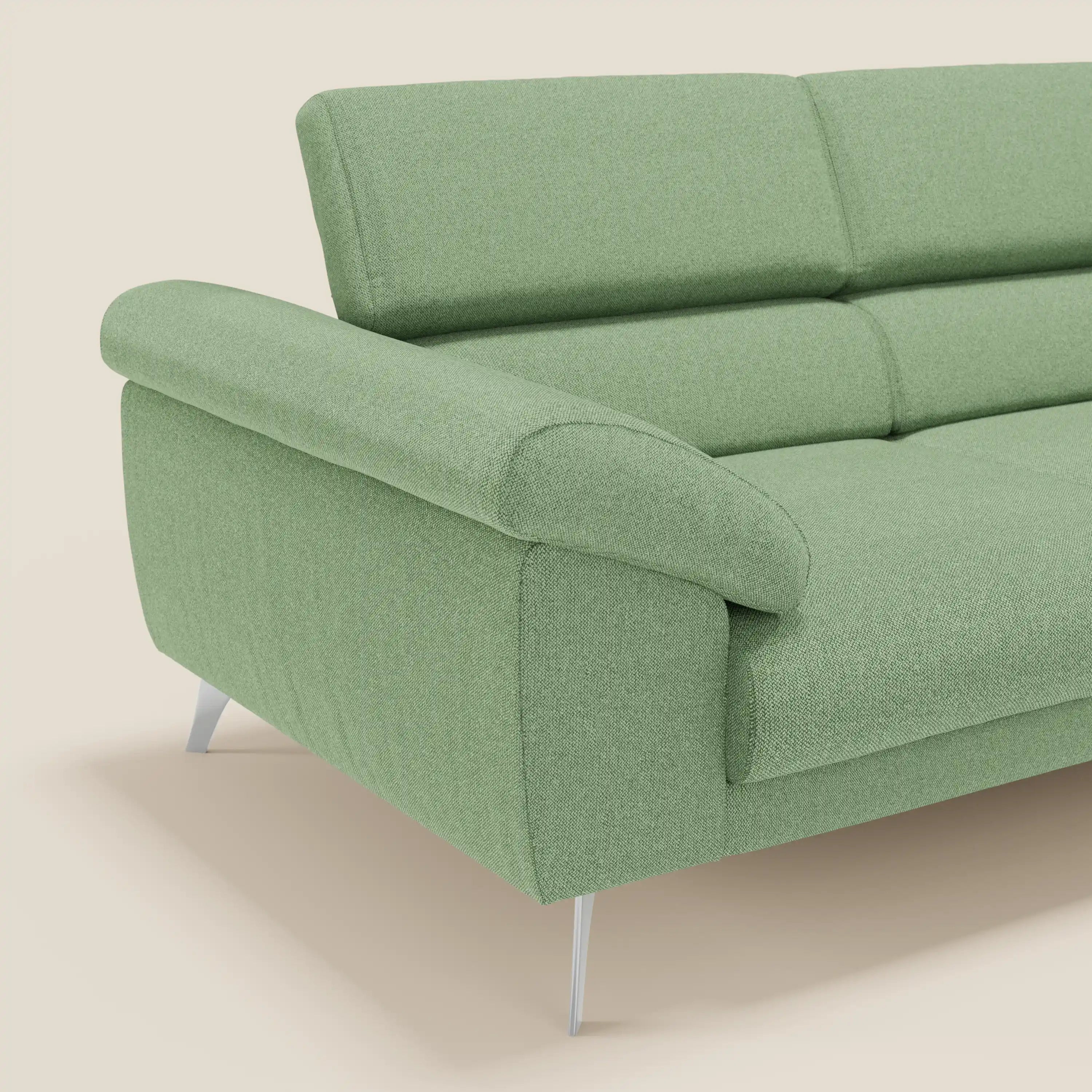 Il divano Donatello di Divani.Store in smacchiabile T23 menta è caratterizzato da sedute allungabili, braccioli contenitore e poggiatesta reclinabili. Solo il lato sinistro e l'angolo sono mostrati, evidenziando il suo design moderno e il suo comfort intelligente.