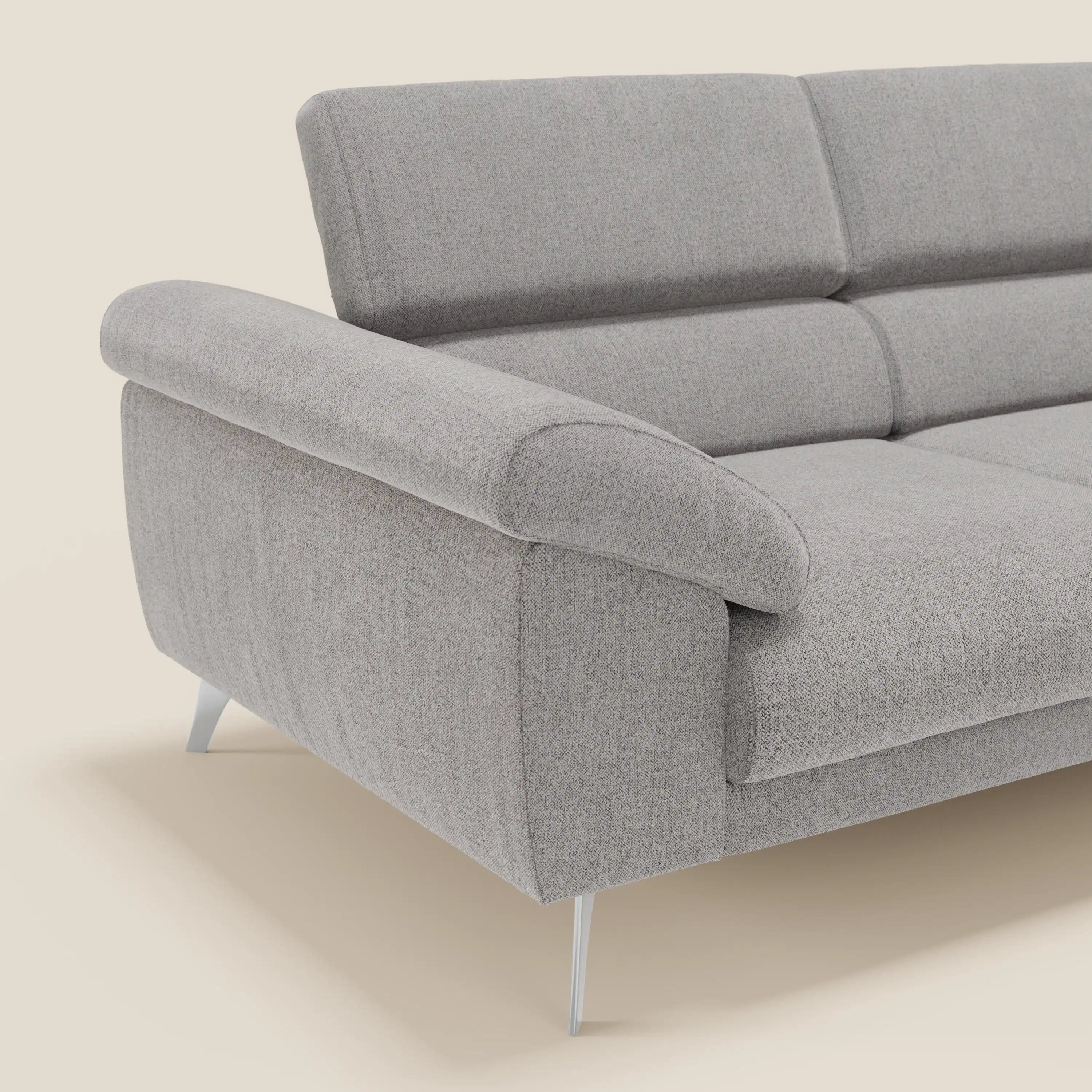 Il divano Donatello di Divani.Store è caratterizzato da sedute estensibili, braccioli contenitori e poggiatesta reclinabili in tessuto antimacchia T23 grigio, mostrato in una vista ravvicinata a sinistra su uno sfondo beige per il massimo comfort.