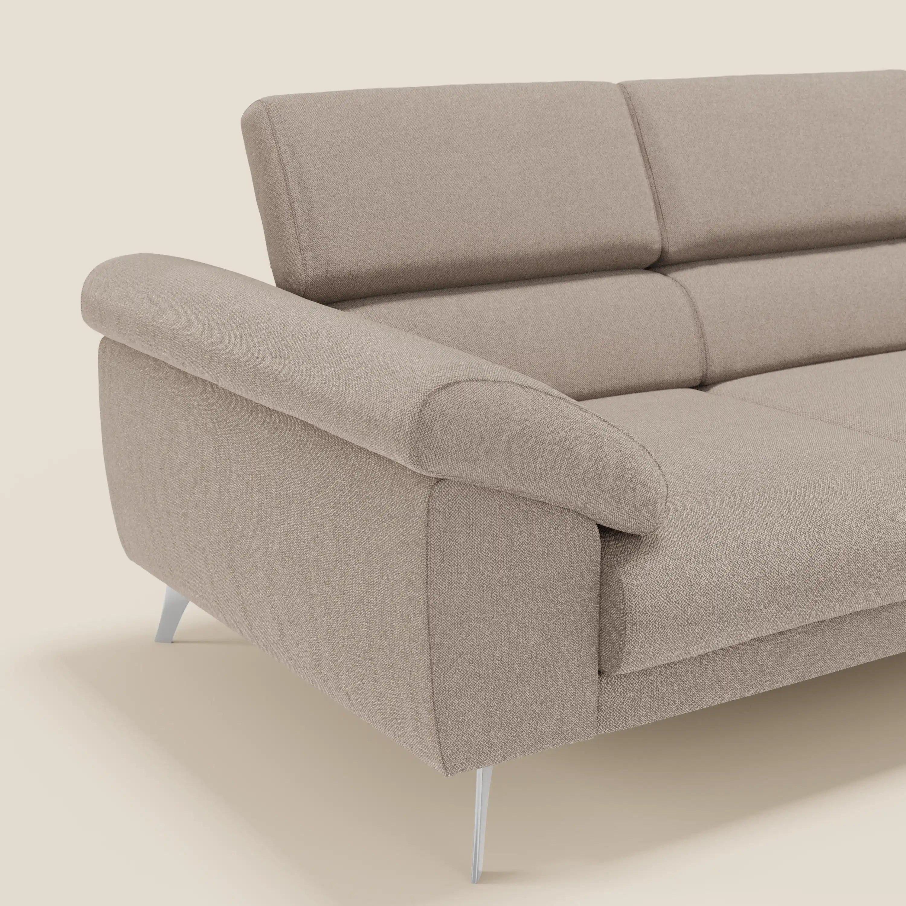 Il divano Donatello di Divani.Store, visto di lato, è caratterizzato da 3 sedute allungabili, braccioli contenitore e poggiatesta reclinabili in tessuto tortora T23 smacchiabile per un comfort e uno stile moderno su uno sfondo chiaro.