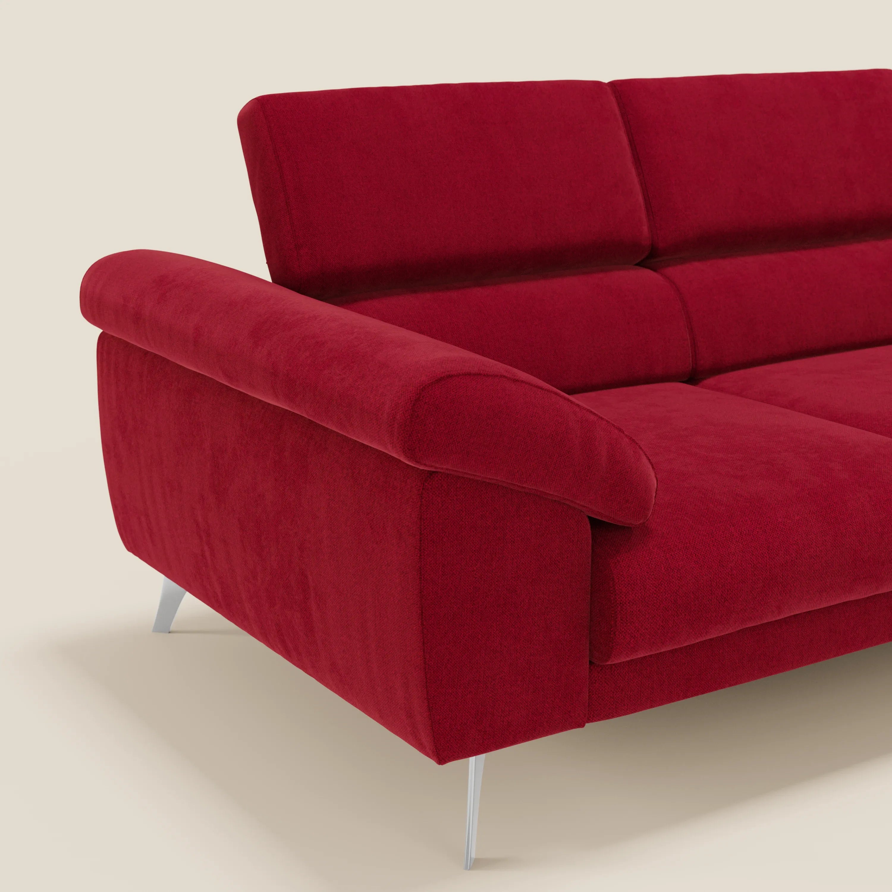 Il divano Donatello di Divani.Store, in tessuto smacchiabile T23 bordeaux, è dotato di 3 sedute allungabili, braccioli contenitori e poggiatesta reclinabili. Il suo comfort e il suo design moderno spiccano su uno sfondo color crema.