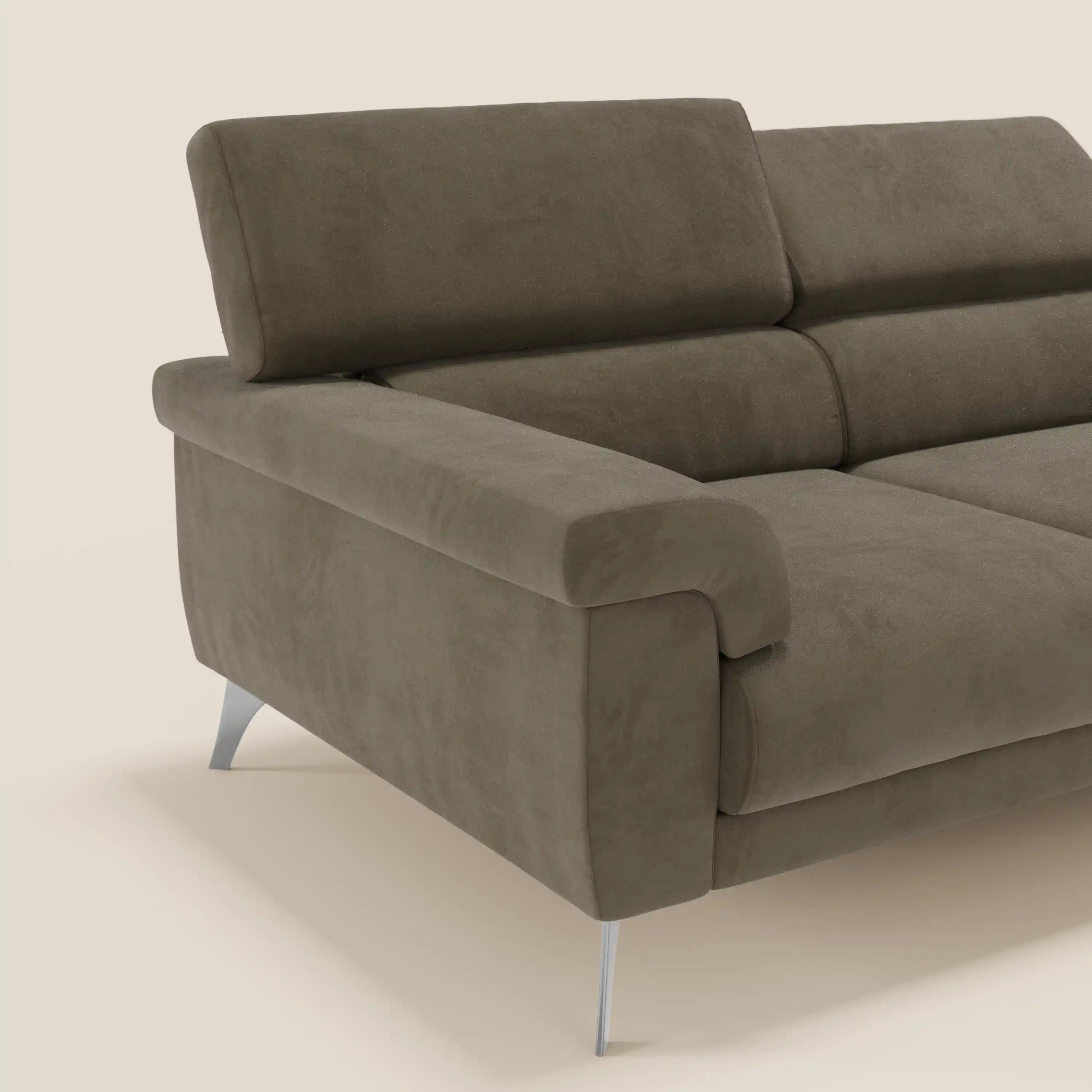 Il divano Raffaello di Divani.Store è caratterizzato da 3 sedute allungabili e poggiatesta reclinabili in microfibra marrone T11 facile da pulire, con ampi braccioli e gambe metalliche angolate, che offrono un comfort moderno su uno sfondo beige.