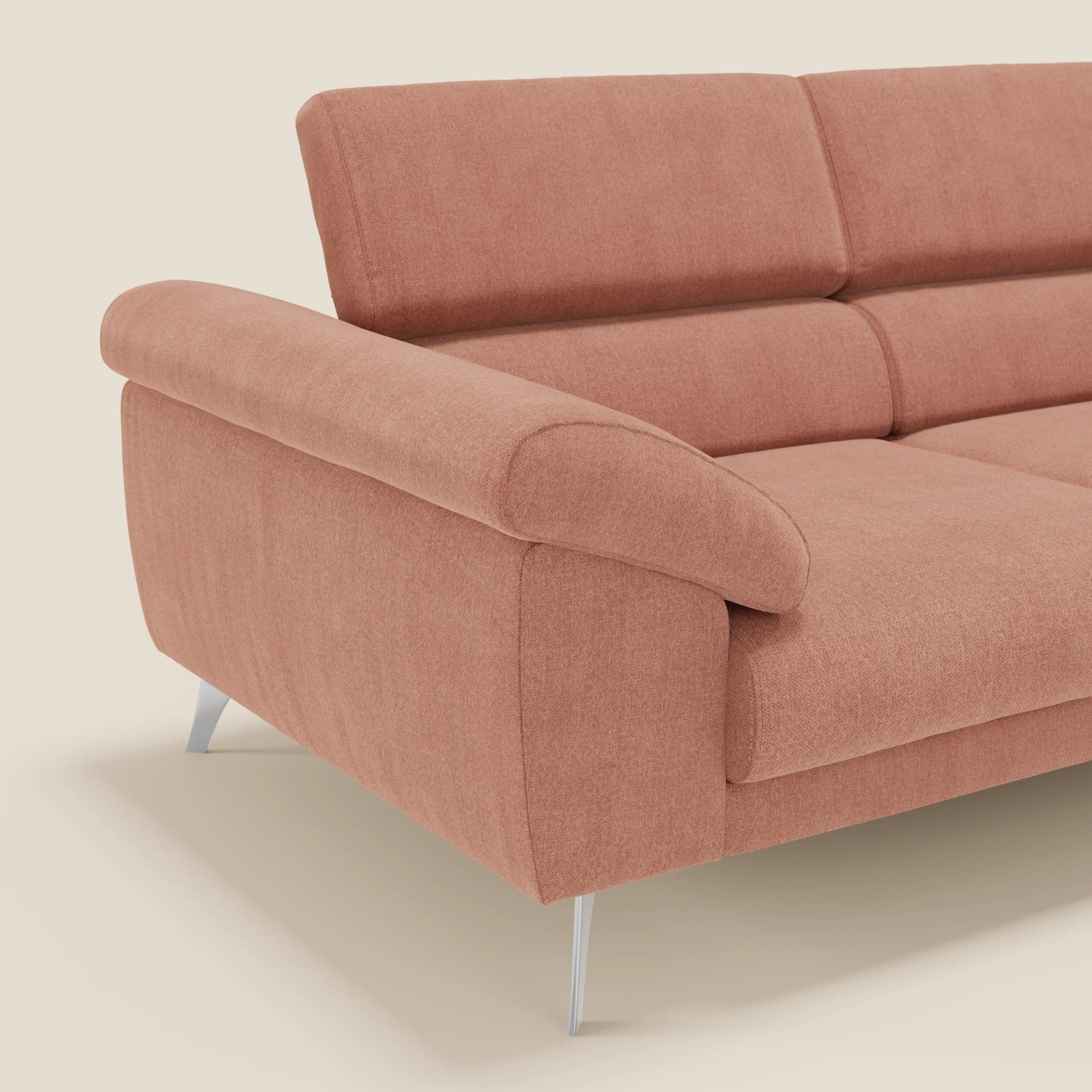 Il divano Donatello di Divani.Store, caratterizzato da sedute allungabili, braccioli contenitore, poggiatesta reclinabili e tessuto pesca T23 smacchiabile, è mostrato dal lato sinistro su uno sfondo bianco sporco per un look moderno e confortevole.