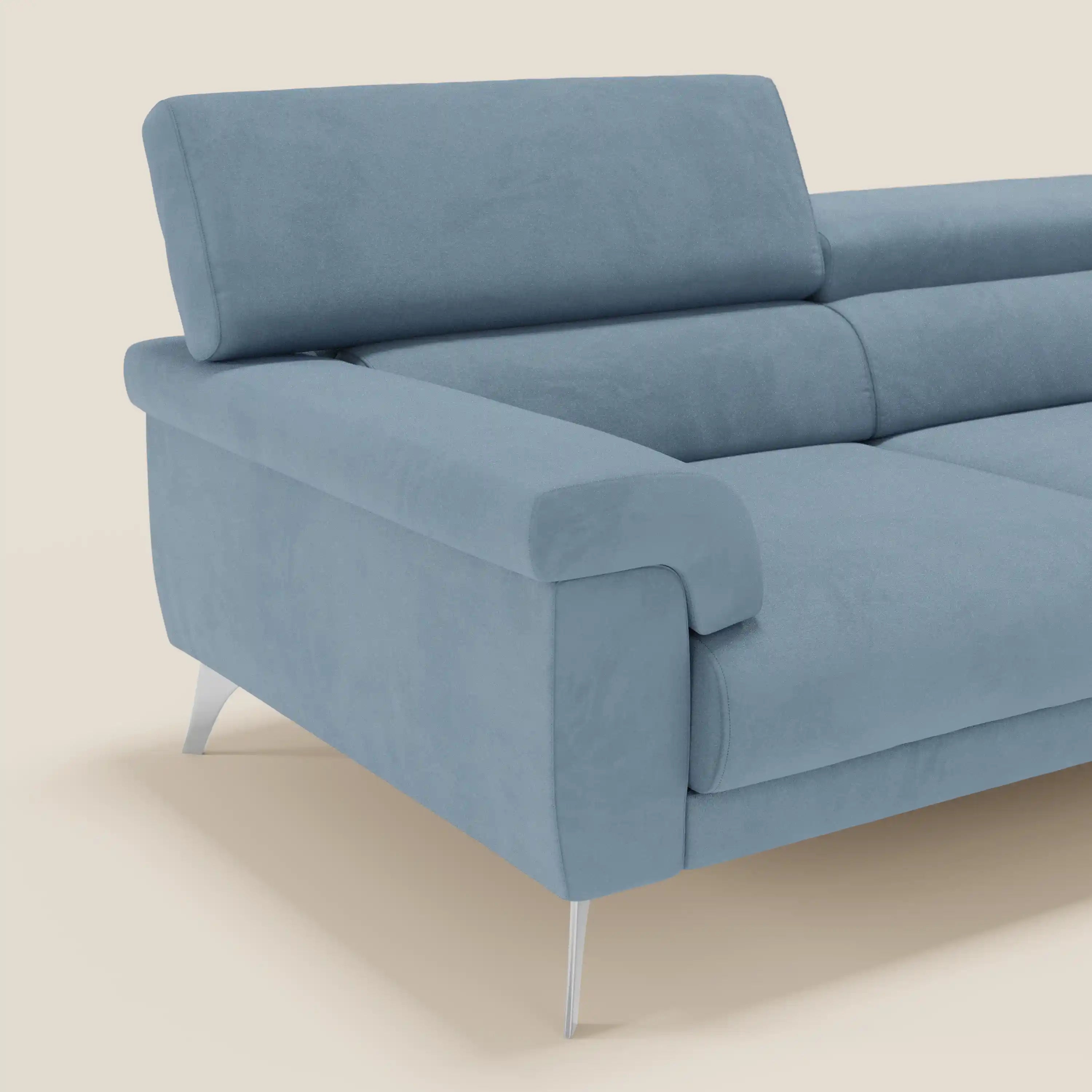 Il divano Raffaello con sedute allungabili e poggiatesta reclinabili di Divani.Store è presentato in microfibra smacchiabile T11 carta da zucchero, con ampi braccioli e gambe argentate. Solo il lato sinistro del divano appare su uno sfondo bianco sporco.