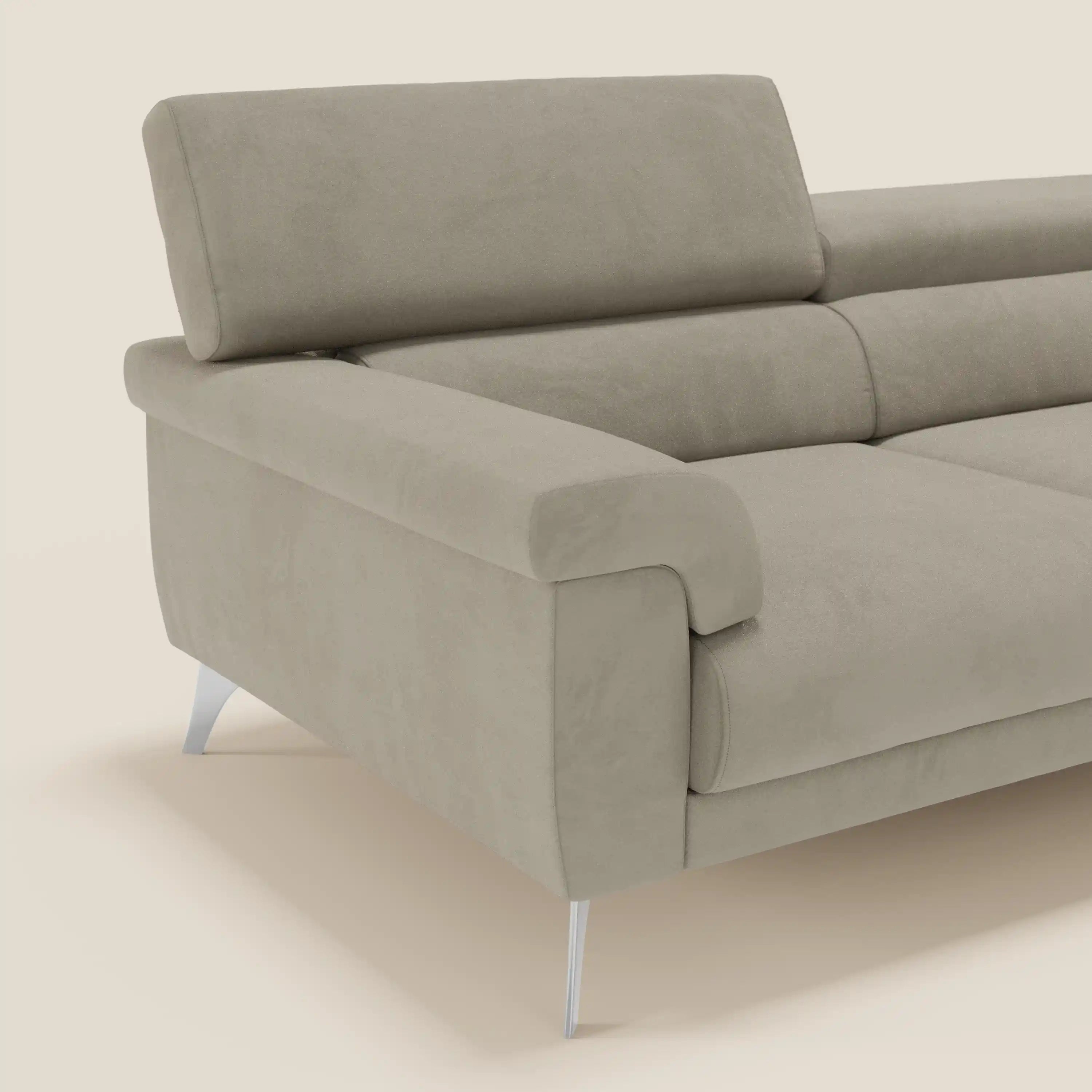 Un primo piano del divano Raffaello di Divani.Store, un moderno divano in microfibra tortora T11 con sedute allungabili, poggiatesta reclinabili, cuscini in feltro ed eleganti gambe in metallo su uno sfondo neutro.