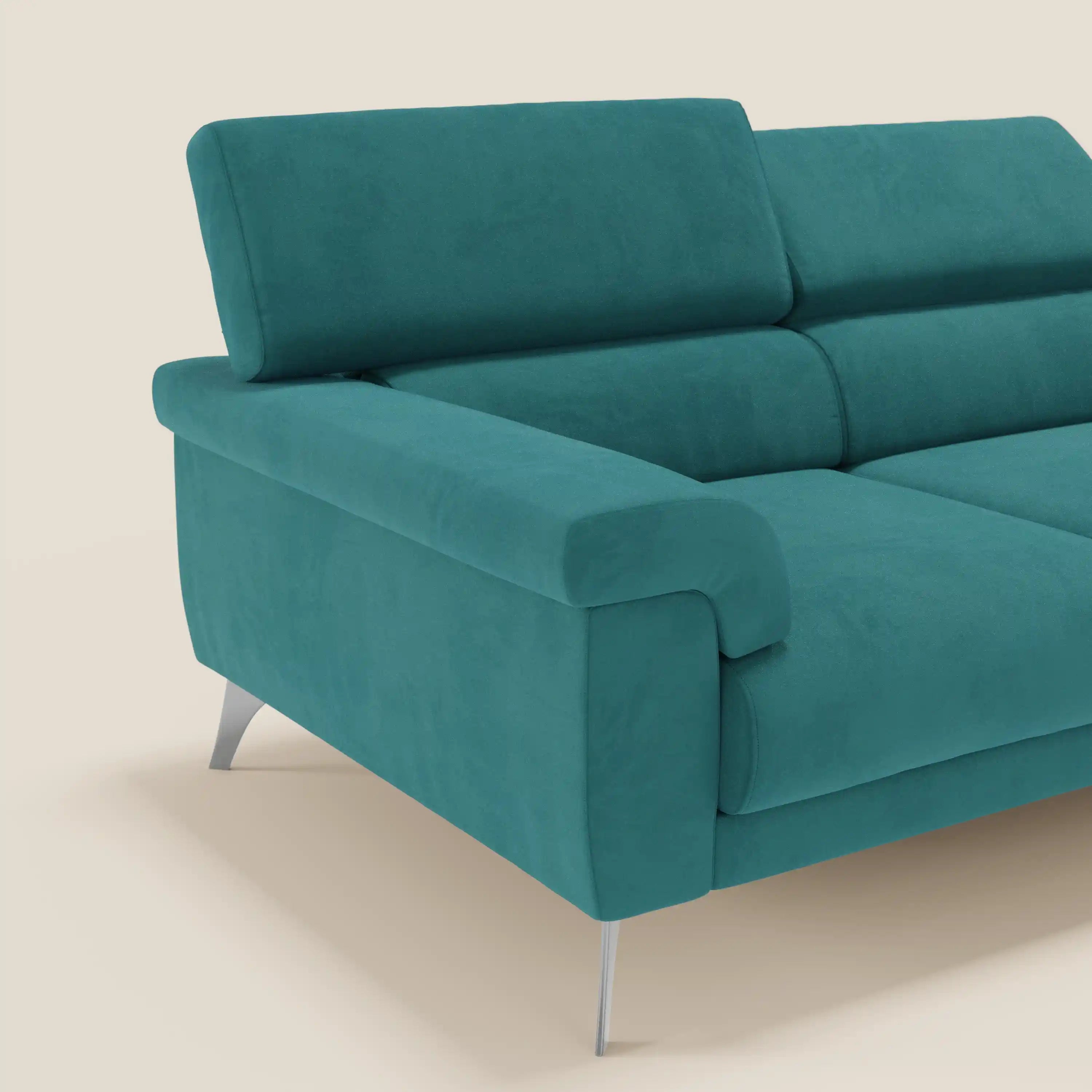 Il divano Raffaello di Divani.Store è caratterizzato da 3 sedute allungabili e poggiatesta reclinabili in microfibra antimacchia T11 petrol, con eleganti gambe in metallo e ampi braccioli per un look moderno su sfondo beige.