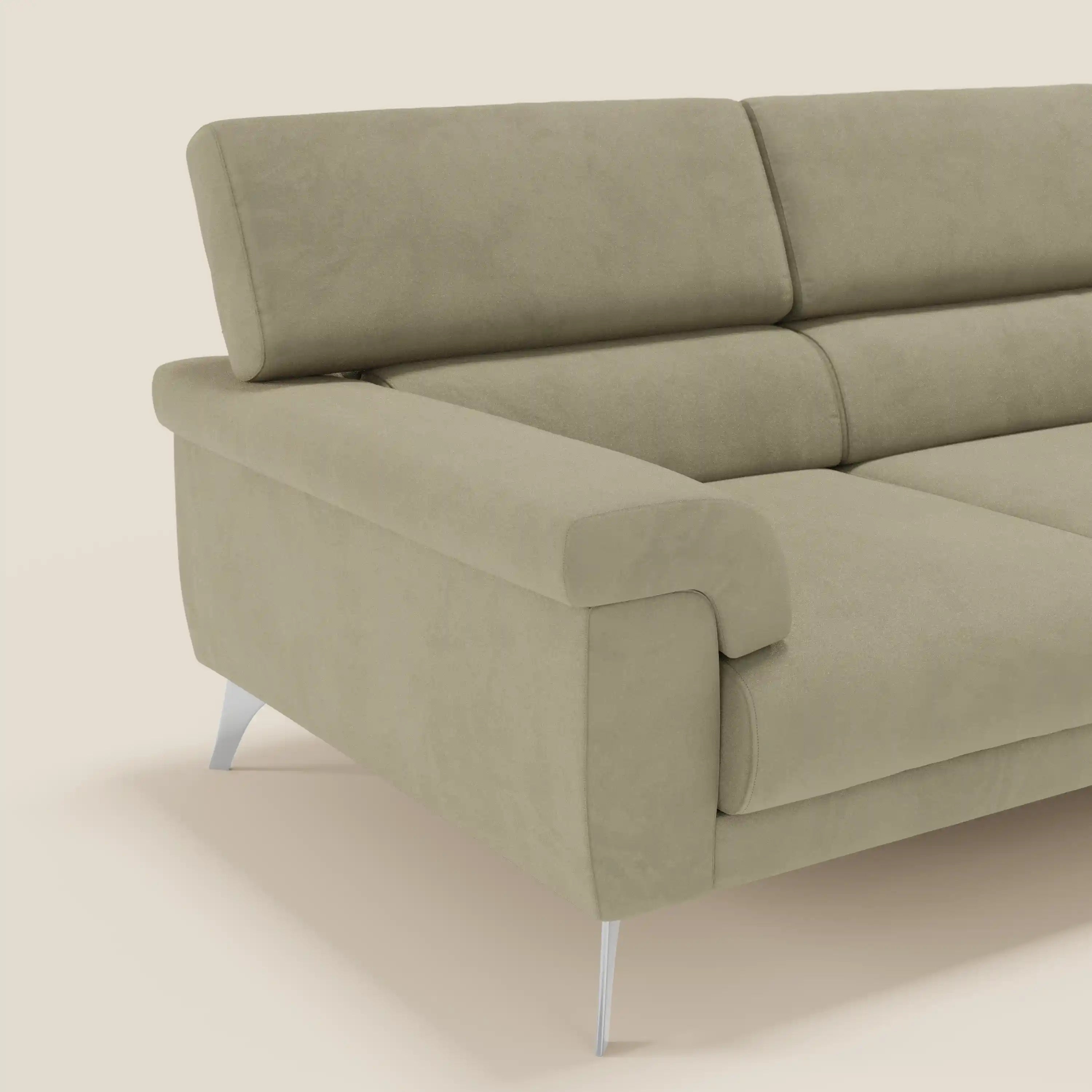 Primo piano del Divano angolare Raffaello di Divani.Store in microfibra smacchiabile T11 beige, caratterizzato da sedute scorrevoli, poggiatesta regolabili, ampi braccioli ed eleganti gambe in metallo. Uno sfondo minimalista ne evidenzia le linee pulite e il comfort.