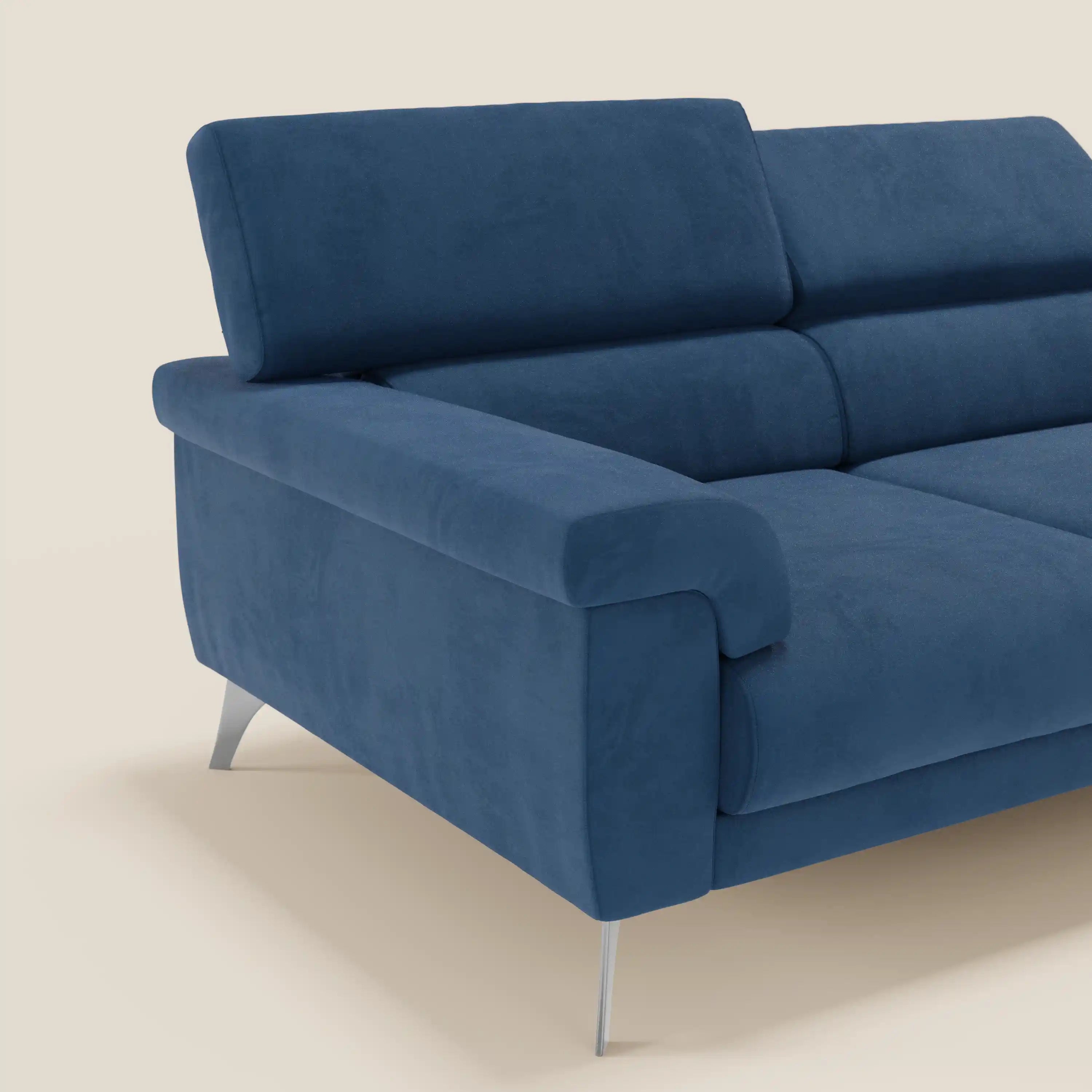 Divano moderno Raffaello di Divani.Store in microfibra antimacchia blu T11, con 3 sedute allungabili, poggiatesta reclinabili, ampi braccioli e gambe angolari in metallo. Solo il lato sinistro è visibile su uno sfondo beige chiaro.