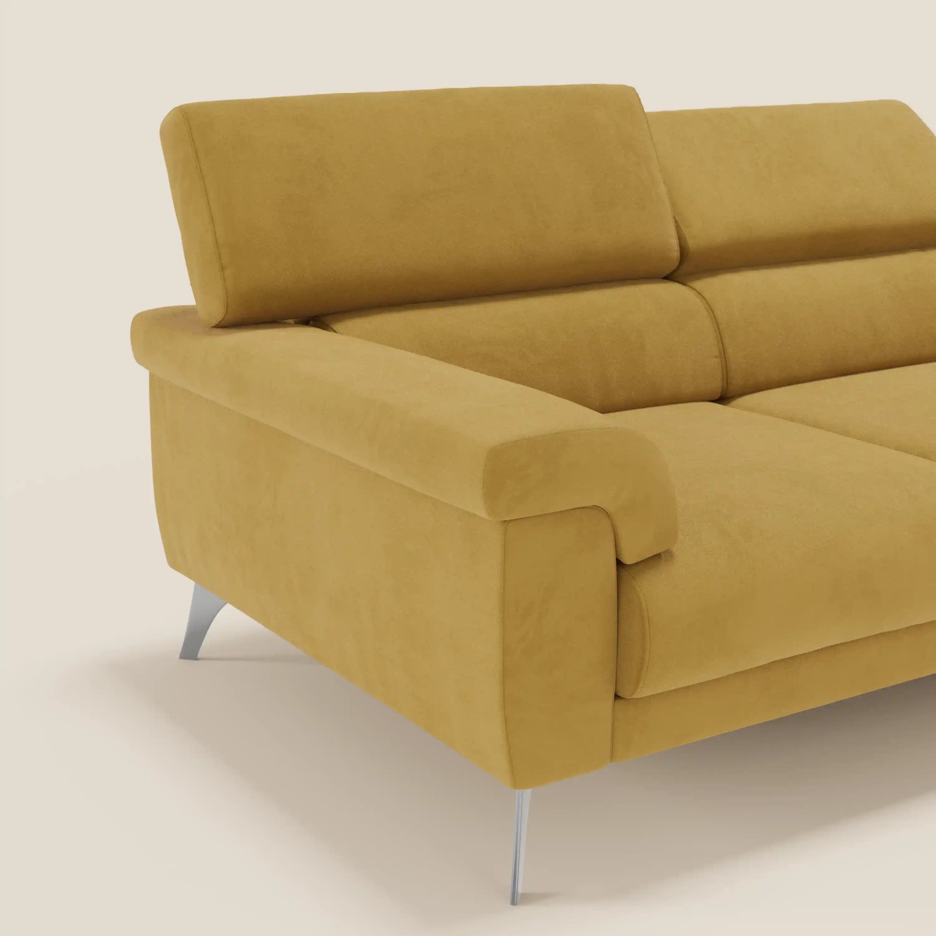 Il divano Raffaello di Divani.Store, in microfibra gialla T11 antimacchia, è dotato di 3 sedute allungabili, poggiatesta reclinabili, ampi braccioli e gambe angolari in metallo. Prodotto in Italia; raffigurato su uno sfondo crema con un solo lato visibile.