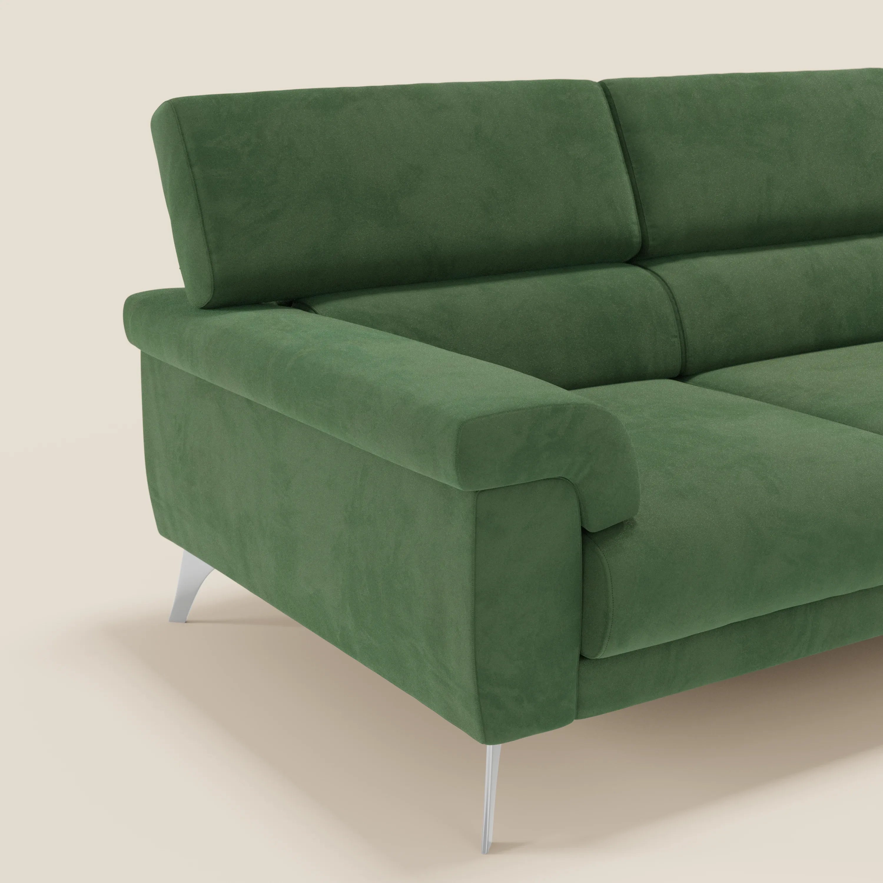 Il divano angolare Raffaello di Divani.Store è caratterizzato da sedute scorrevoli e poggiatesta regolabili, rivestite in microfibra verde T11 antimacchia, con cuscini morbidi ed eleganti gambe argentate per un look moderno.