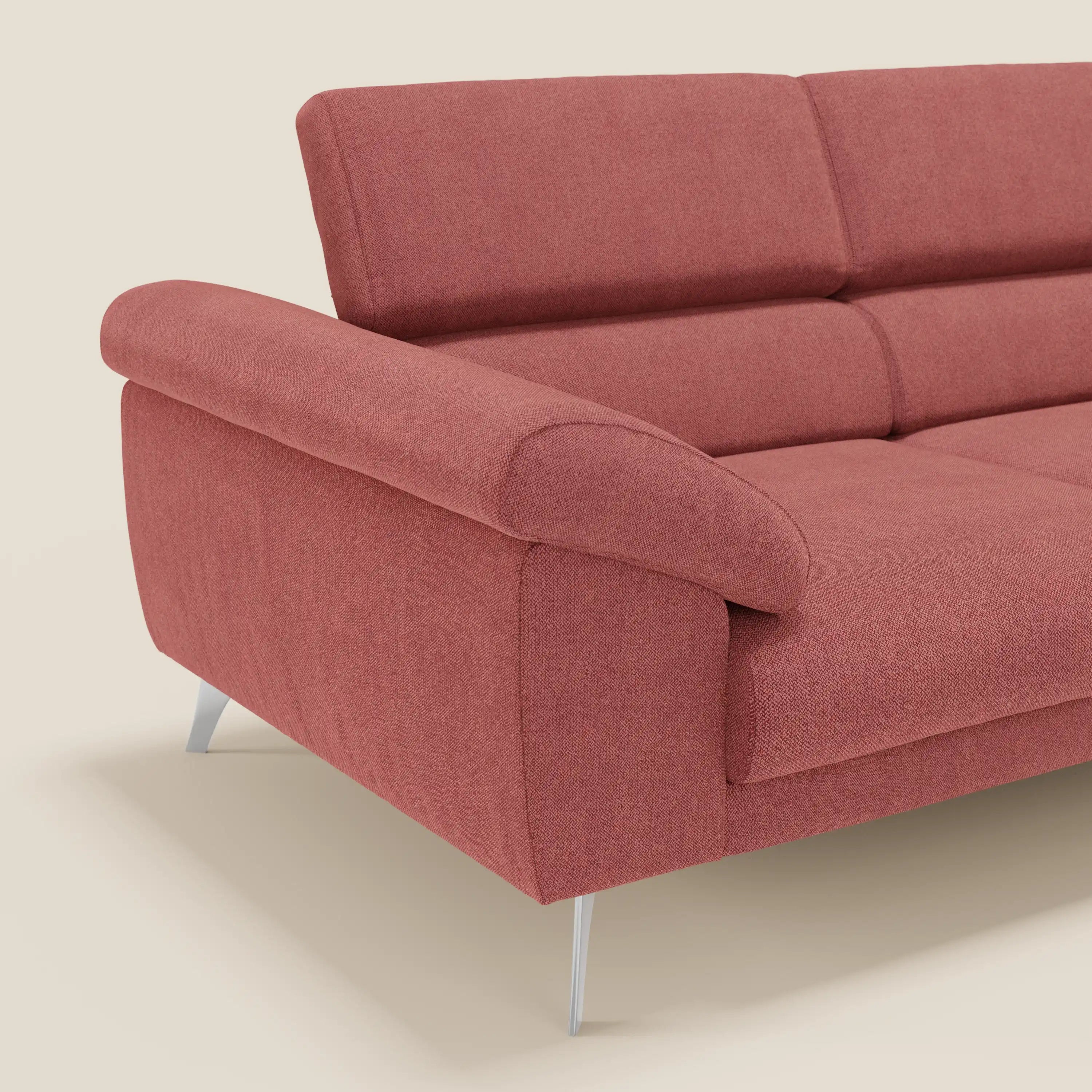 Il divano Donatello di Divani.Store è caratterizzato da sedute allungabili, braccioli contenitore e poggiatesta reclinabili in tessuto smacchiabile T23 rosso ciliegia, raffigurato dal lato sinistro su uno sfondo beige chiaro.