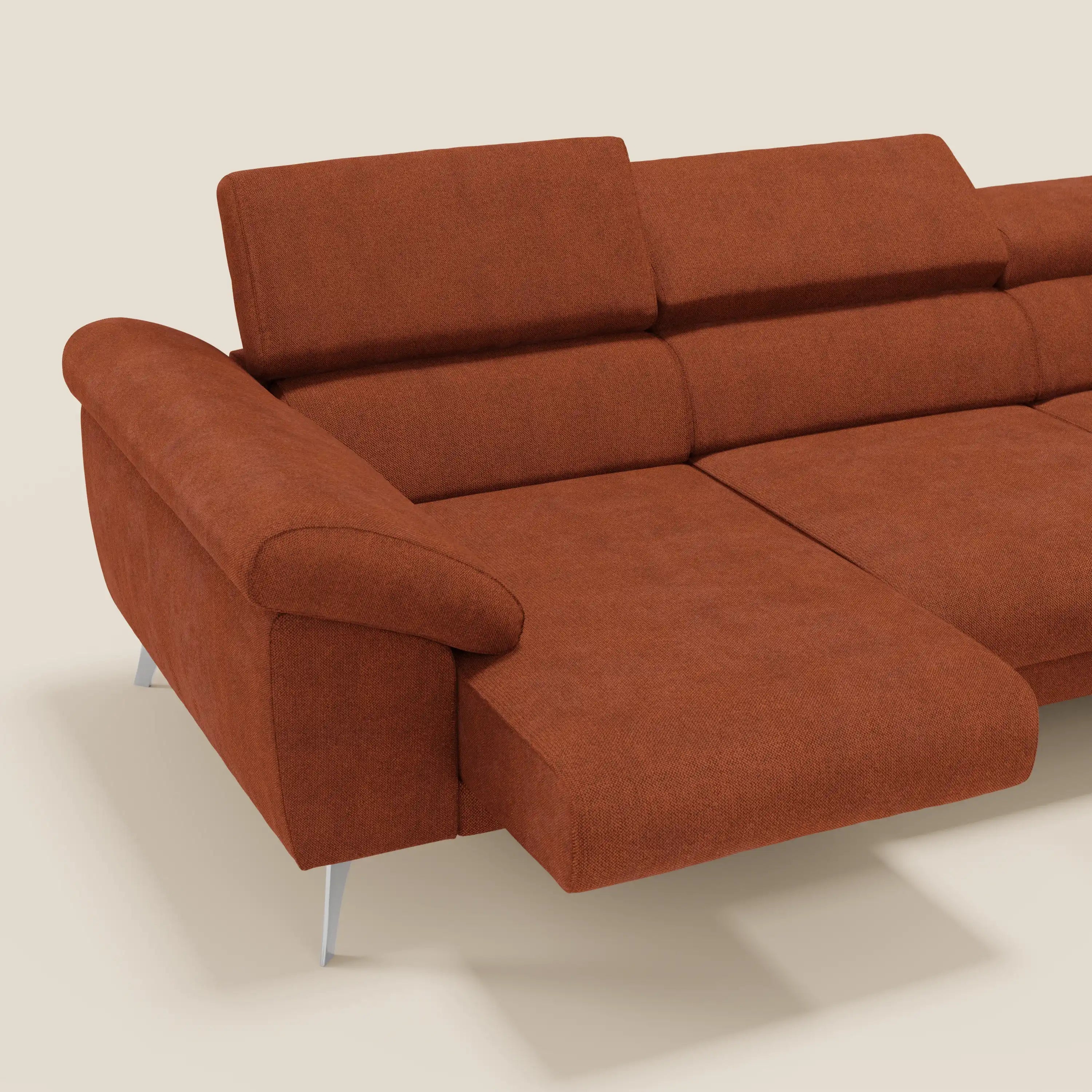 Il Donatello Divano angolare di Divani.Store è caratterizzato da sedute scorrevoli, braccioli contenitore e tessuto smacchiabile T23 arancio ruggine. I poggiatesta regolabili e la penisola reversibile offrono comfort su uno sfondo beige chiaro.