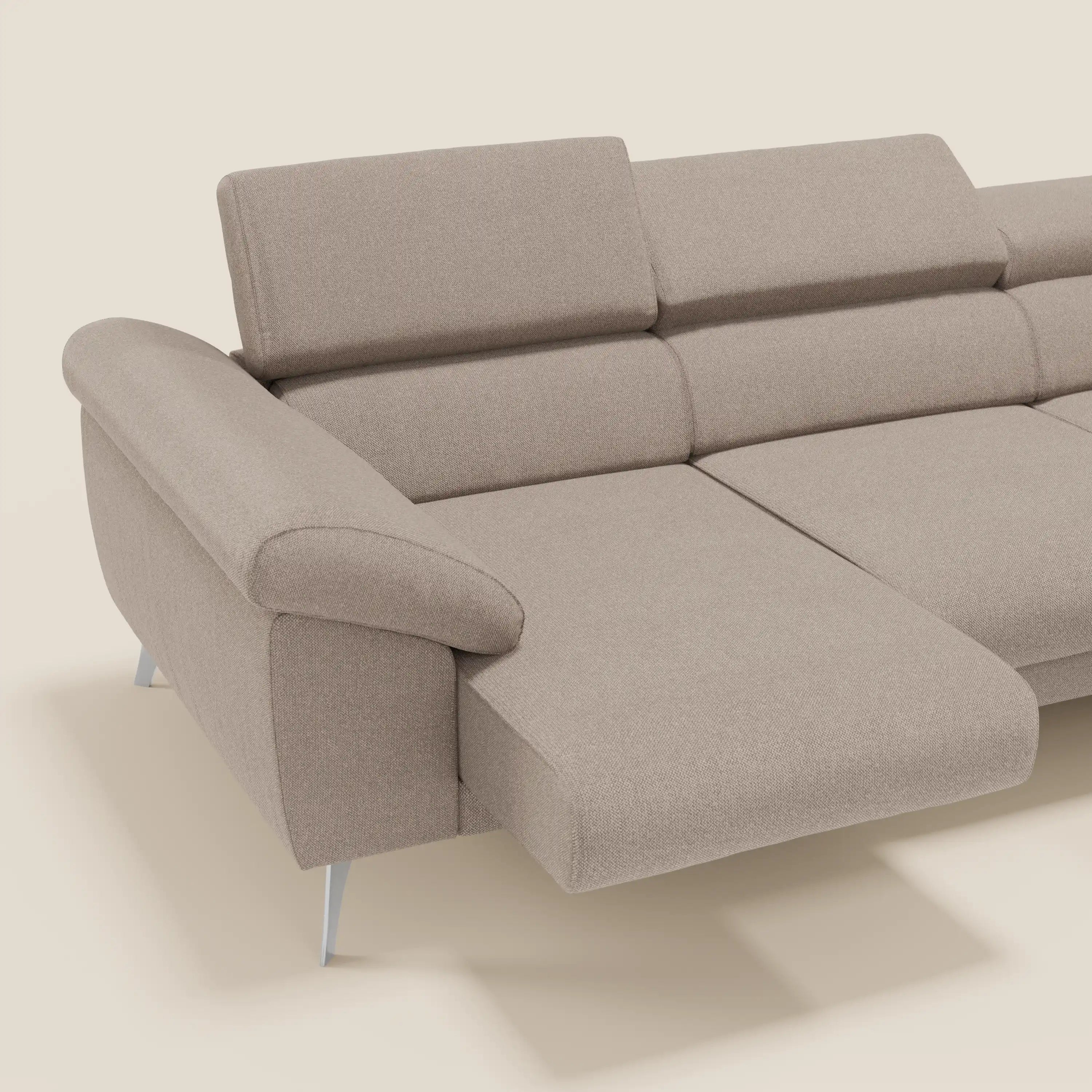 Il Divano angolare Donatello di Divani.Store, in morbido tessuto tortora T23 antimacchia, è caratterizzato da sedute scorrevoli, braccioli portaoggetti, poggiatesta regolabili e un design moderno con spazio lounge extra.